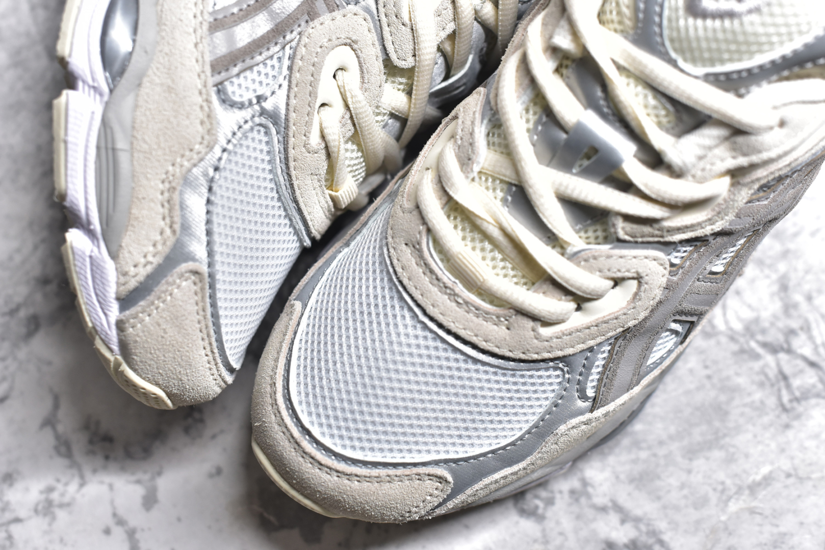 图片[8]-#Asics GEL-NYC 亚瑟士防滑耐磨透气低帮运动休闲鞋 GEL-NYC™ 运动鞋的灵感源自传统和现代高性能跑步风格 其鞋面结构参考了 2000 年代初的 GEL-NIMBUS™ 3 鞋 并将其与 MC-PLUS V 设计中的各种装饰融为一体 该工装通过使用 GEL-CUMULUS® 16 鞋的工装系统来对比鞋面的复古风格 通过轻质泡沫和 GEL® 技术嵌入物的结合 这种中底结构有助于创造先进的脚底舒适度 尺码：36 37 37.5 38 39 40.5 41.5 42 42.5 43.5 44 45-选品中心