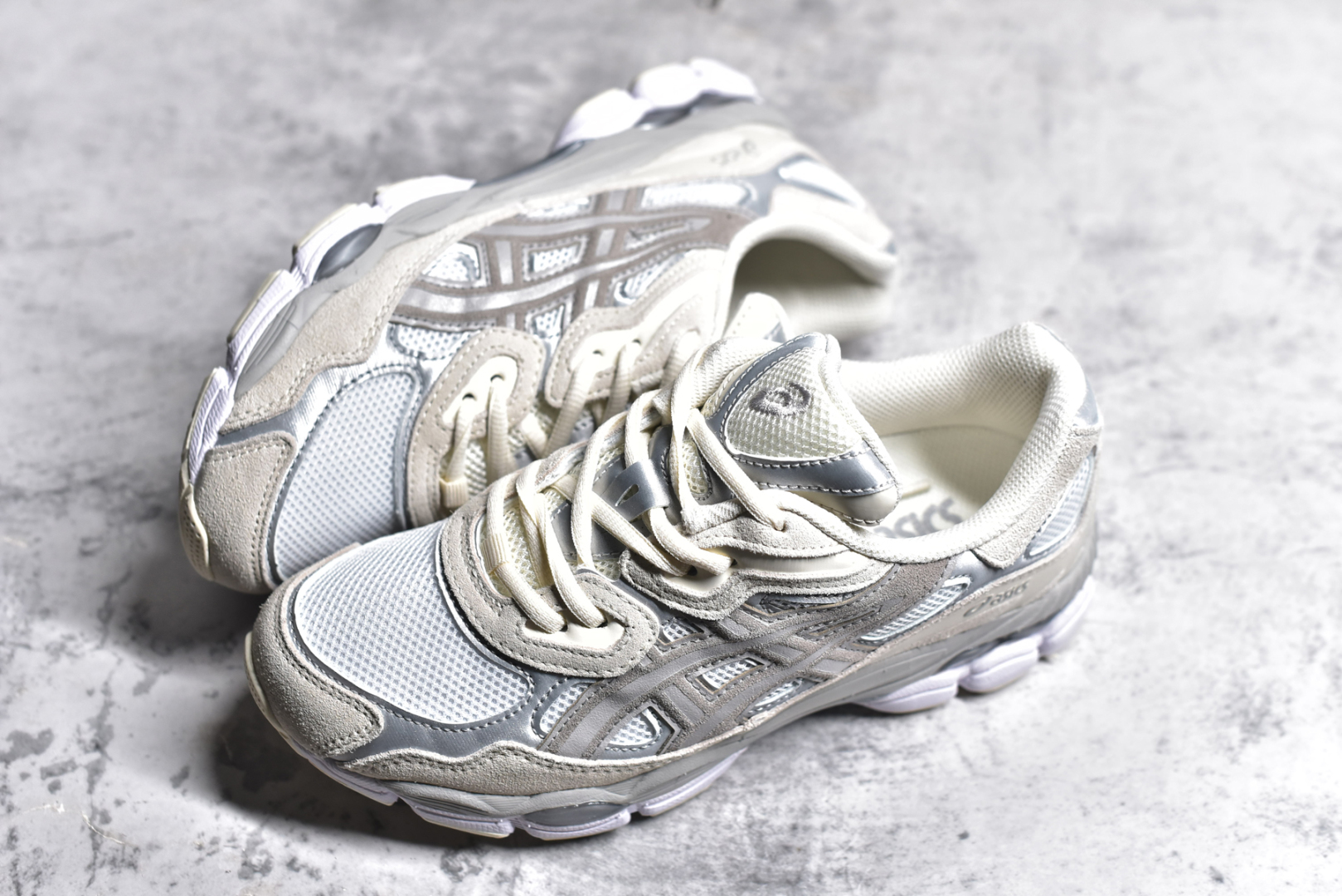 图片[7]-#Asics GEL-NYC 亚瑟士防滑耐磨透气低帮运动休闲鞋 GEL-NYC™ 运动鞋的灵感源自传统和现代高性能跑步风格 其鞋面结构参考了 2000 年代初的 GEL-NIMBUS™ 3 鞋 并将其与 MC-PLUS V 设计中的各种装饰融为一体 该工装通过使用 GEL-CUMULUS® 16 鞋的工装系统来对比鞋面的复古风格 通过轻质泡沫和 GEL® 技术嵌入物的结合 这种中底结构有助于创造先进的脚底舒适度 尺码：36 37 37.5 38 39 40.5 41.5 42 42.5 43.5 44 45-选品中心