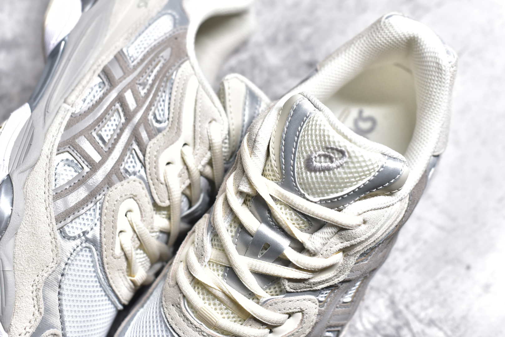 图片[9]-#Asics GEL-NYC 亚瑟士防滑耐磨透气低帮运动休闲鞋 GEL-NYC™ 运动鞋的灵感源自传统和现代高性能跑步风格 其鞋面结构参考了 2000 年代初的 GEL-NIMBUS™ 3 鞋 并将其与 MC-PLUS V 设计中的各种装饰融为一体 该工装通过使用 GEL-CUMULUS® 16 鞋的工装系统来对比鞋面的复古风格 通过轻质泡沫和 GEL® 技术嵌入物的结合 这种中底结构有助于创造先进的脚底舒适度 尺码：36 37 37.5 38 39 40.5 41.5 42 42.5 43.5 44 45-选品中心