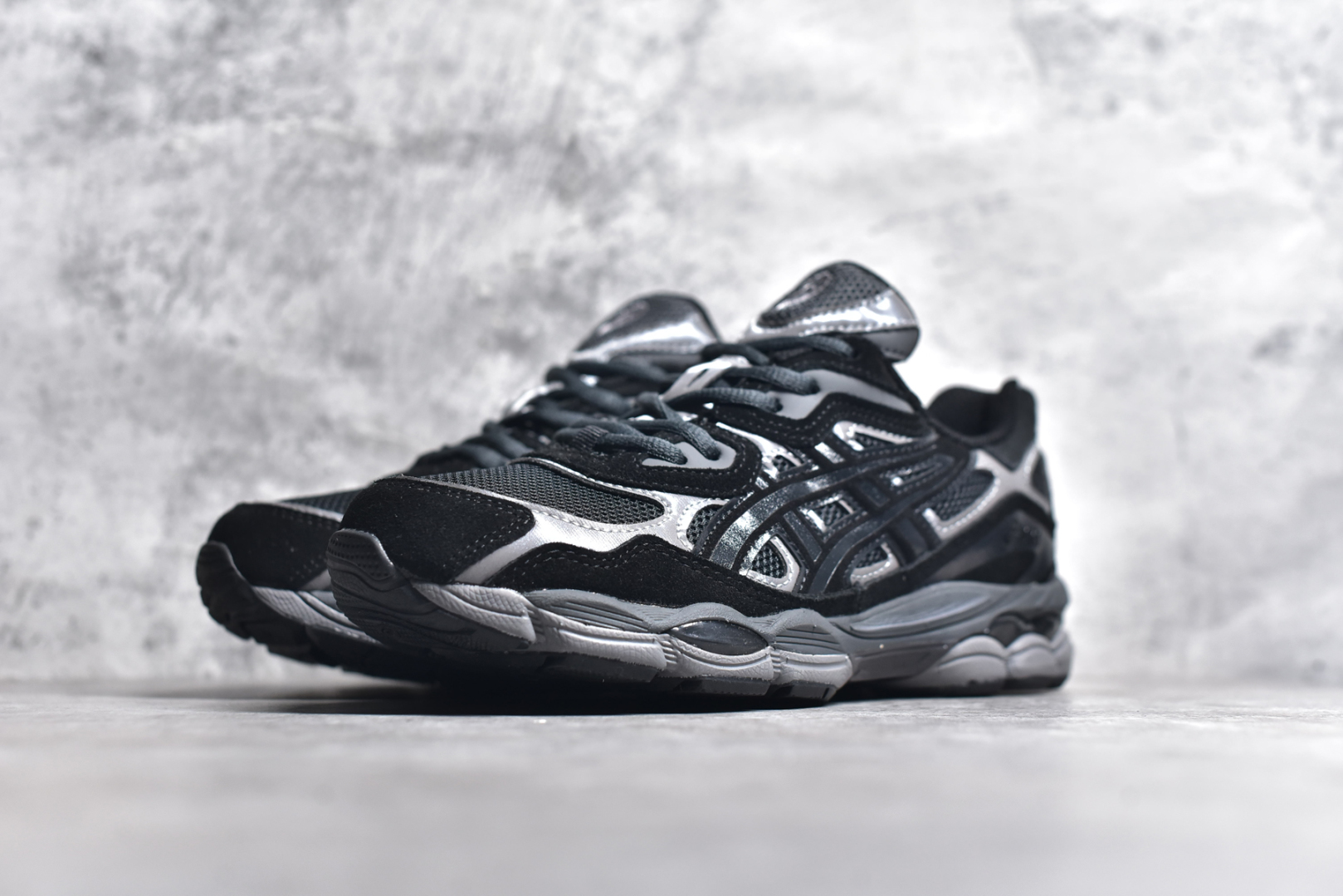图片[2]-#Asics GEL-NYC 亚瑟士防滑耐磨透气低帮运动休闲鞋 GEL-NYC™ 运动鞋的灵感源自传统和现代高性能跑步风格 其鞋面结构参考了 2000 年代初的 GEL-NIMBUS™ 3 鞋 并将其与 MC-PLUS V 设计中的各种装饰融为一体 该工装通过使用 GEL-CUMULUS® 16 鞋的工装系统来对比鞋面的复古风格 通过轻质泡沫和 GEL® 技术嵌入物的结合 这种中底结构有助于创造先进的脚底舒适度 尺码：36 37 37.5 38 39 40.5 41.5 42 42.5 43.5 44 45-选品中心