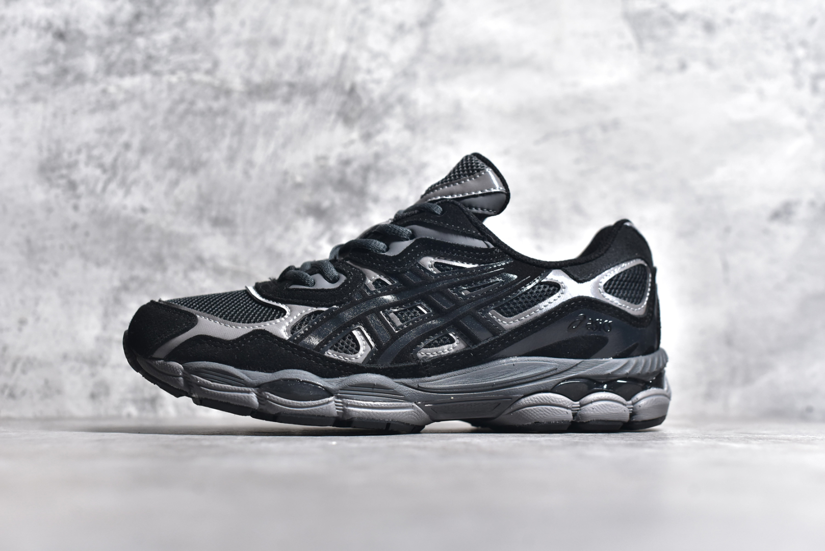 #Asics GEL-NYC 亚瑟士防滑耐磨透气低帮运动休闲鞋 GEL-NYC™ 运动鞋的灵感源自传统和现代高性能跑步风格 其鞋面结构参考了 2000 年代初的 GEL-NIMBUS™ 3 鞋 并将其与 MC-PLUS V 设计中的各种装饰融为一体 该工装通过使用 GEL-CUMULUS® 16 鞋的工装系统来对比鞋面的复古风格 通过轻质泡沫和 GEL® 技术嵌入物的结合 这种中底结构有助于创造先进的脚底舒适度 尺码：36 37 37.5 38 39 40.5 41.5 42 42.5 43.5 44 45-选品中心