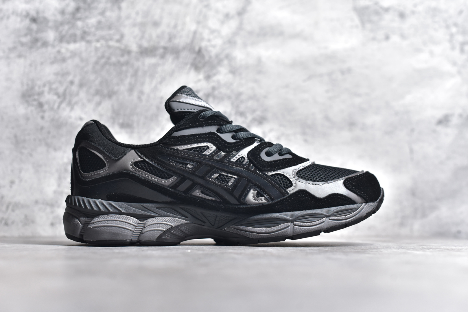 图片[3]-#Asics GEL-NYC 亚瑟士防滑耐磨透气低帮运动休闲鞋 GEL-NYC™ 运动鞋的灵感源自传统和现代高性能跑步风格 其鞋面结构参考了 2000 年代初的 GEL-NIMBUS™ 3 鞋 并将其与 MC-PLUS V 设计中的各种装饰融为一体 该工装通过使用 GEL-CUMULUS® 16 鞋的工装系统来对比鞋面的复古风格 通过轻质泡沫和 GEL® 技术嵌入物的结合 这种中底结构有助于创造先进的脚底舒适度 尺码：36 37 37.5 38 39 40.5 41.5 42 42.5 43.5 44 45-选品中心