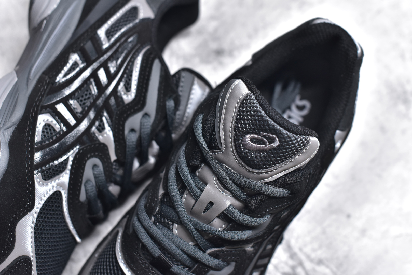 图片[9]-#Asics GEL-NYC 亚瑟士防滑耐磨透气低帮运动休闲鞋 GEL-NYC™ 运动鞋的灵感源自传统和现代高性能跑步风格 其鞋面结构参考了 2000 年代初的 GEL-NIMBUS™ 3 鞋 并将其与 MC-PLUS V 设计中的各种装饰融为一体 该工装通过使用 GEL-CUMULUS® 16 鞋的工装系统来对比鞋面的复古风格 通过轻质泡沫和 GEL® 技术嵌入物的结合 这种中底结构有助于创造先进的脚底舒适度 尺码：36 37 37.5 38 39 40.5 41.5 42 42.5 43.5 44 45-选品中心
