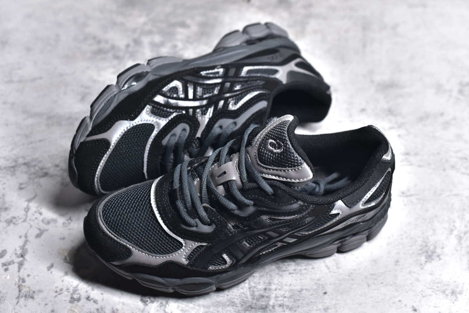 图片[7]-#Asics GEL-NYC 亚瑟士防滑耐磨透气低帮运动休闲鞋 GEL-NYC™ 运动鞋的灵感源自传统和现代高性能跑步风格 其鞋面结构参考了 2000 年代初的 GEL-NIMBUS™ 3 鞋 并将其与 MC-PLUS V 设计中的各种装饰融为一体 该工装通过使用 GEL-CUMULUS® 16 鞋的工装系统来对比鞋面的复古风格 通过轻质泡沫和 GEL® 技术嵌入物的结合 这种中底结构有助于创造先进的脚底舒适度 尺码：36 37 37.5 38 39 40.5 41.5 42 42.5 43.5 44 45-选品中心