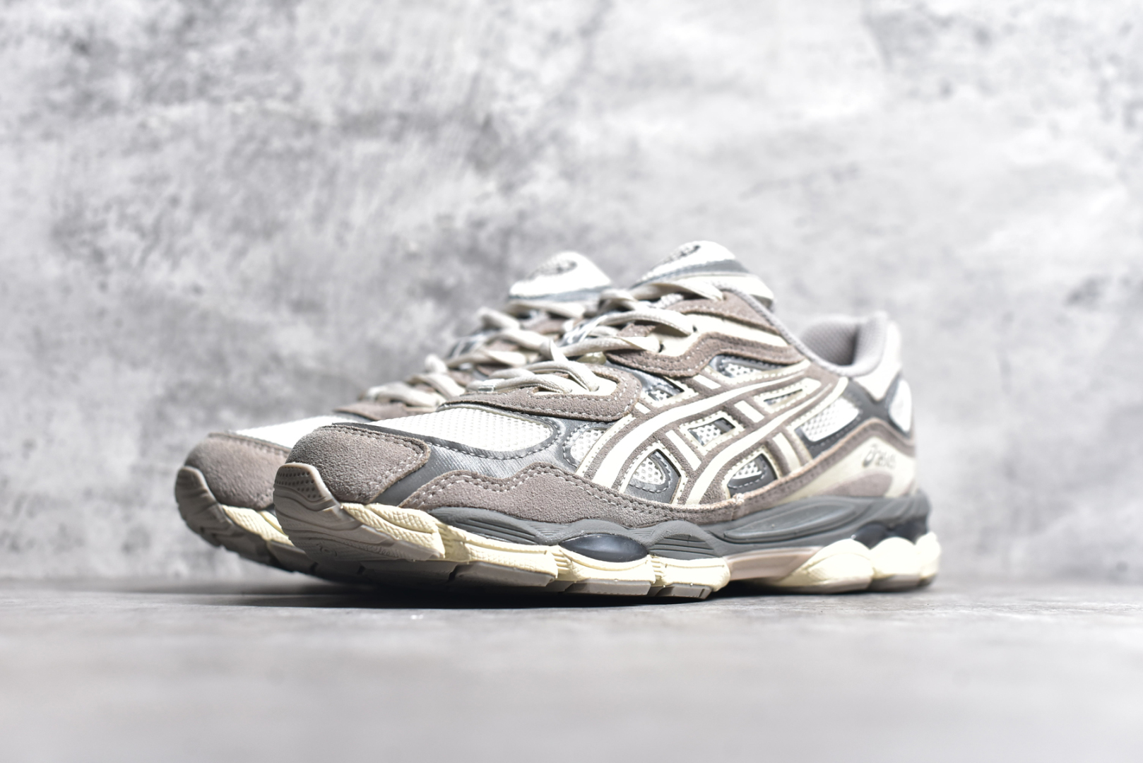 图片[2]-#Asics GEL-NYC 亚瑟士防滑耐磨透气低帮运动休闲鞋 GEL-NYC™ 运动鞋的灵感源自传统和现代高性能跑步风格 其鞋面结构参考了 2000 年代初的 GEL-NIMBUS™ 3 鞋 并将其与 MC-PLUS V 设计中的各种装饰融为一体 该工装通过使用 GEL-CUMULUS® 16 鞋的工装系统来对比鞋面的复古风格 通过轻质泡沫和 GEL® 技术嵌入物的结合 这种中底结构有助于创造先进的脚底舒适度 尺码：36 37 37.5 38 39 40.5 41.5 42 42.5 43.5 44 45-选品中心