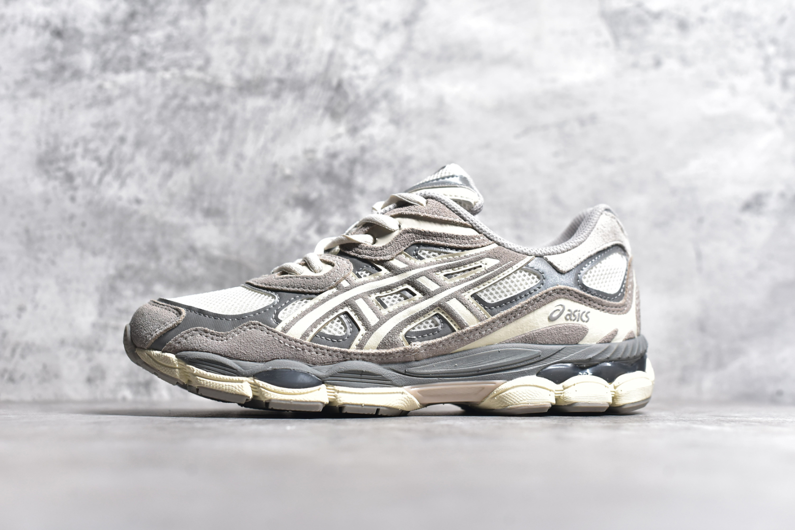 #Asics GEL-NYC 亚瑟士防滑耐磨透气低帮运动休闲鞋 GEL-NYC™ 运动鞋的灵感源自传统和现代高性能跑步风格 其鞋面结构参考了 2000 年代初的 GEL-NIMBUS™ 3 鞋 并将其与 MC-PLUS V 设计中的各种装饰融为一体 该工装通过使用 GEL-CUMULUS® 16 鞋的工装系统来对比鞋面的复古风格 通过轻质泡沫和 GEL® 技术嵌入物的结合 这种中底结构有助于创造先进的脚底舒适度 尺码：36 37 37.5 38 39 40.5 41.5 42 42.5 43.5 44 45-选品中心