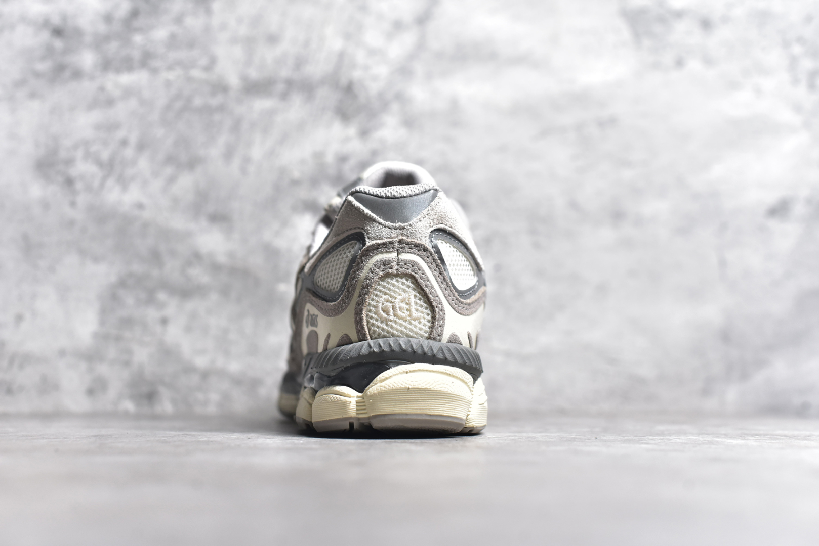 图片[5]-#Asics GEL-NYC 亚瑟士防滑耐磨透气低帮运动休闲鞋 GEL-NYC™ 运动鞋的灵感源自传统和现代高性能跑步风格 其鞋面结构参考了 2000 年代初的 GEL-NIMBUS™ 3 鞋 并将其与 MC-PLUS V 设计中的各种装饰融为一体 该工装通过使用 GEL-CUMULUS® 16 鞋的工装系统来对比鞋面的复古风格 通过轻质泡沫和 GEL® 技术嵌入物的结合 这种中底结构有助于创造先进的脚底舒适度 尺码：36 37 37.5 38 39 40.5 41.5 42 42.5 43.5 44 45-选品中心