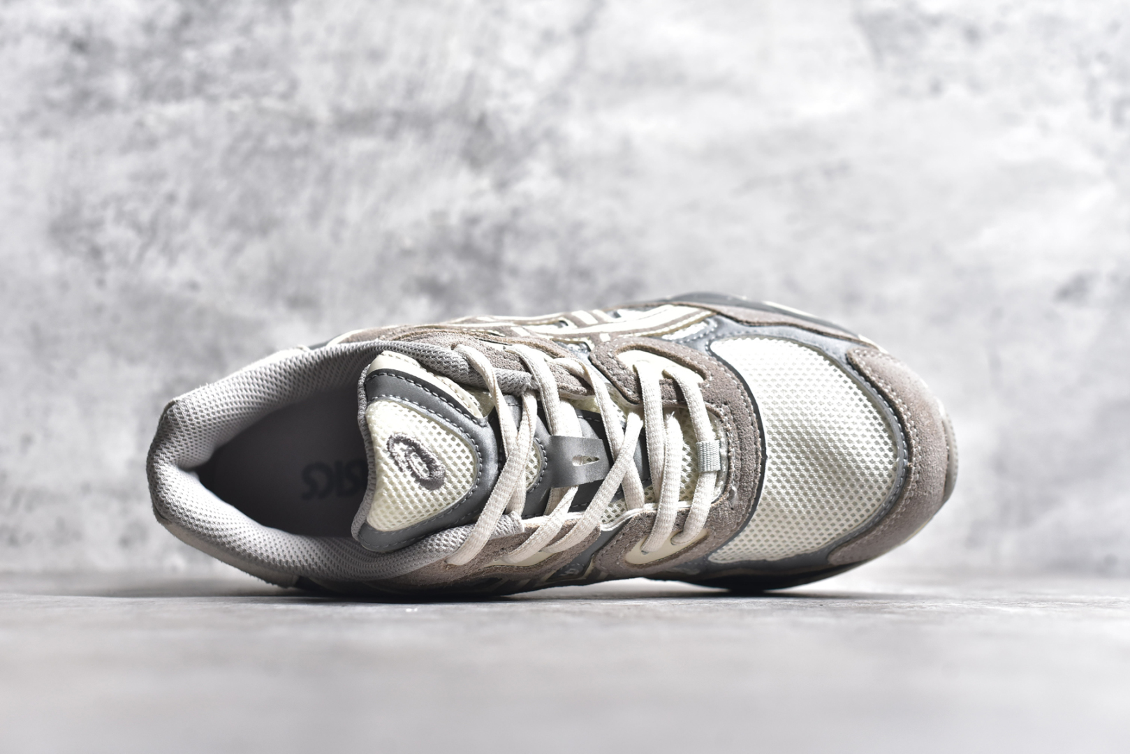 图片[4]-#Asics GEL-NYC 亚瑟士防滑耐磨透气低帮运动休闲鞋 GEL-NYC™ 运动鞋的灵感源自传统和现代高性能跑步风格 其鞋面结构参考了 2000 年代初的 GEL-NIMBUS™ 3 鞋 并将其与 MC-PLUS V 设计中的各种装饰融为一体 该工装通过使用 GEL-CUMULUS® 16 鞋的工装系统来对比鞋面的复古风格 通过轻质泡沫和 GEL® 技术嵌入物的结合 这种中底结构有助于创造先进的脚底舒适度 尺码：36 37 37.5 38 39 40.5 41.5 42 42.5 43.5 44 45-选品中心