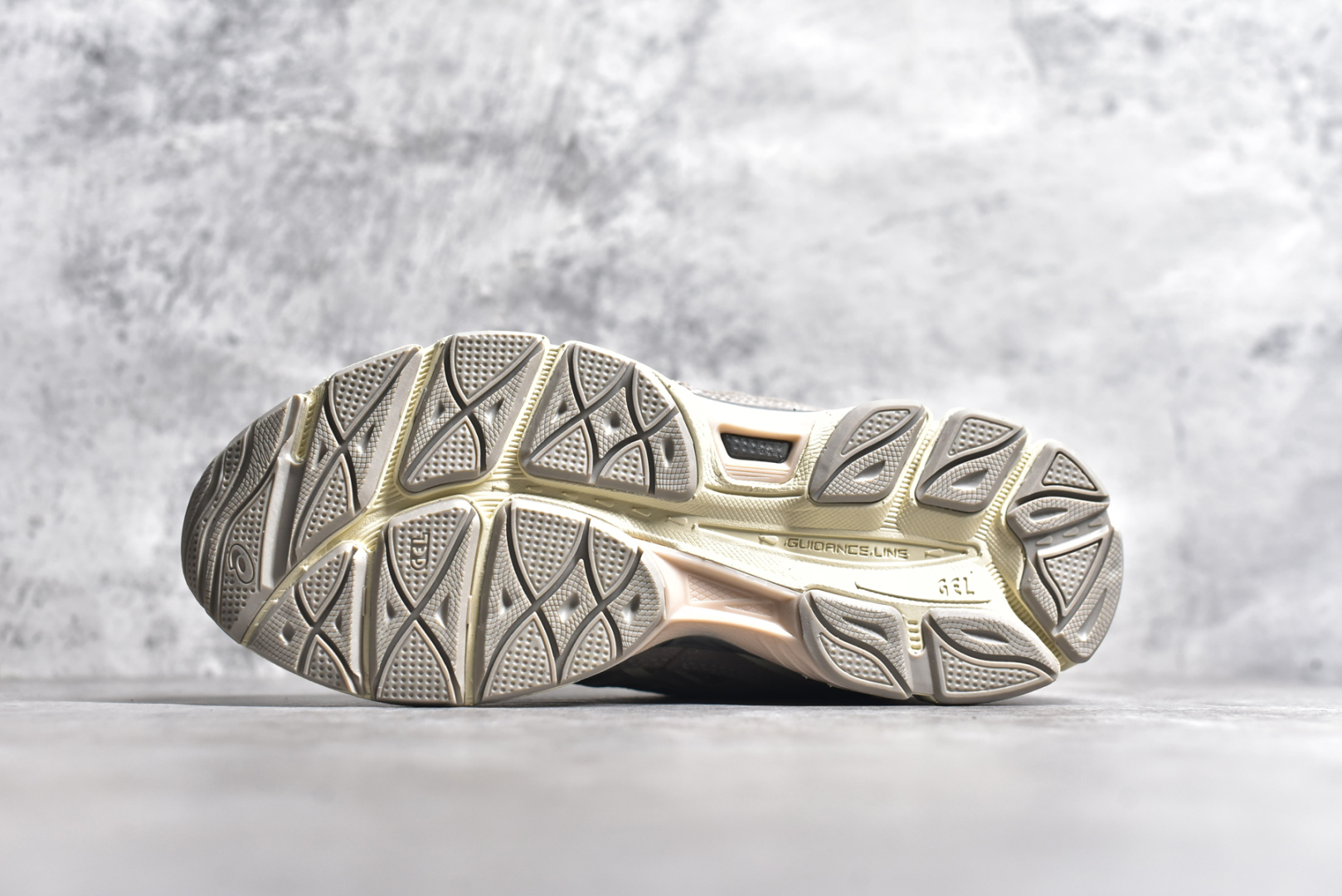 图片[6]-#Asics GEL-NYC 亚瑟士防滑耐磨透气低帮运动休闲鞋 GEL-NYC™ 运动鞋的灵感源自传统和现代高性能跑步风格 其鞋面结构参考了 2000 年代初的 GEL-NIMBUS™ 3 鞋 并将其与 MC-PLUS V 设计中的各种装饰融为一体 该工装通过使用 GEL-CUMULUS® 16 鞋的工装系统来对比鞋面的复古风格 通过轻质泡沫和 GEL® 技术嵌入物的结合 这种中底结构有助于创造先进的脚底舒适度 尺码：36 37 37.5 38 39 40.5 41.5 42 42.5 43.5 44 45-选品中心