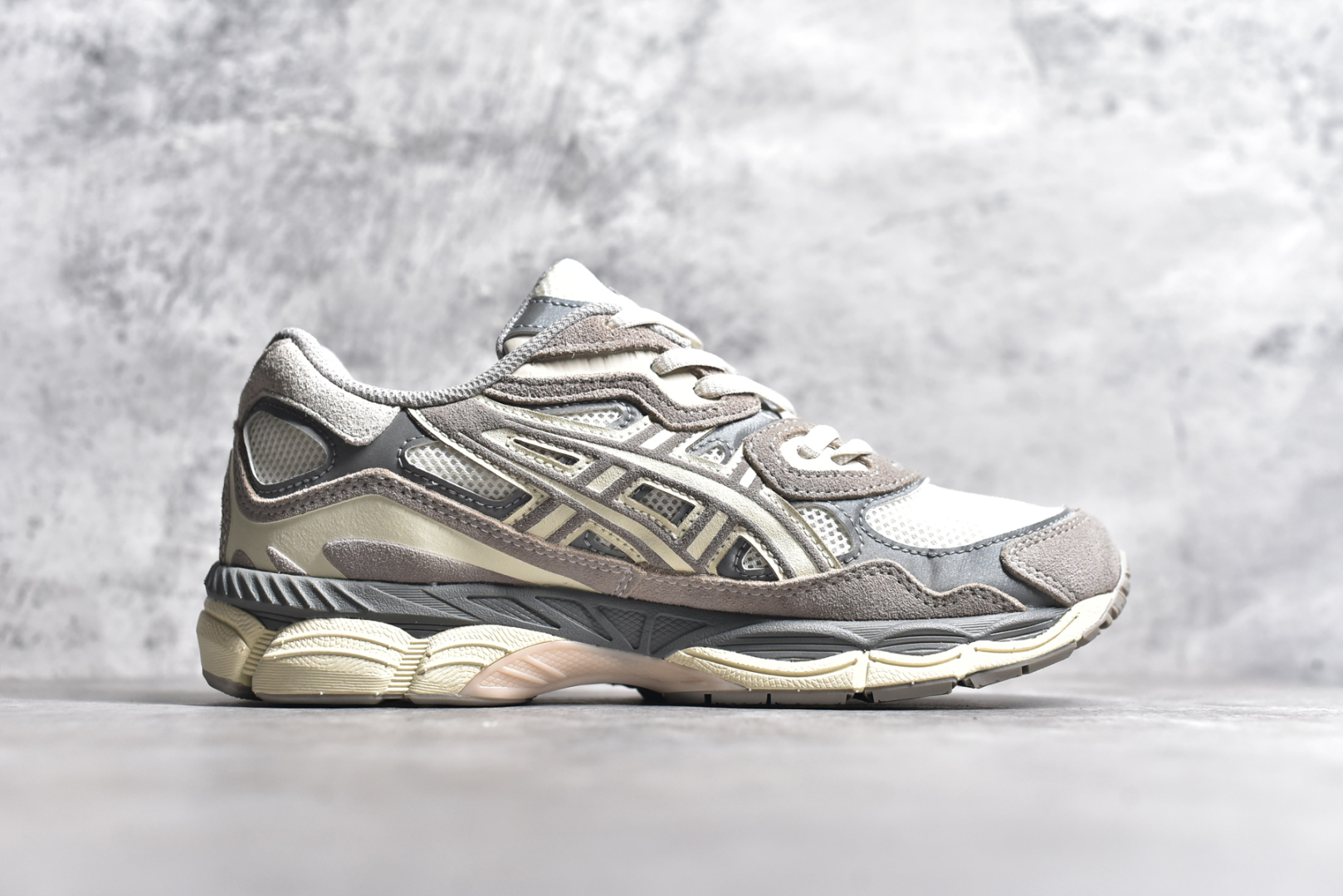 图片[3]-#Asics GEL-NYC 亚瑟士防滑耐磨透气低帮运动休闲鞋 GEL-NYC™ 运动鞋的灵感源自传统和现代高性能跑步风格 其鞋面结构参考了 2000 年代初的 GEL-NIMBUS™ 3 鞋 并将其与 MC-PLUS V 设计中的各种装饰融为一体 该工装通过使用 GEL-CUMULUS® 16 鞋的工装系统来对比鞋面的复古风格 通过轻质泡沫和 GEL® 技术嵌入物的结合 这种中底结构有助于创造先进的脚底舒适度 尺码：36 37 37.5 38 39 40.5 41.5 42 42.5 43.5 44 45-选品中心