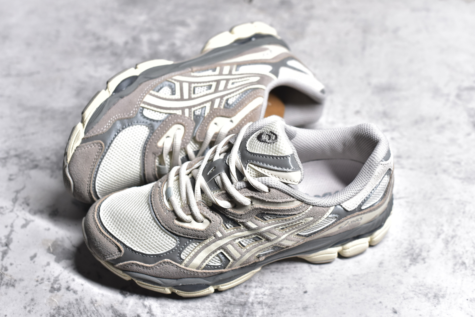 图片[7]-#Asics GEL-NYC 亚瑟士防滑耐磨透气低帮运动休闲鞋 GEL-NYC™ 运动鞋的灵感源自传统和现代高性能跑步风格 其鞋面结构参考了 2000 年代初的 GEL-NIMBUS™ 3 鞋 并将其与 MC-PLUS V 设计中的各种装饰融为一体 该工装通过使用 GEL-CUMULUS® 16 鞋的工装系统来对比鞋面的复古风格 通过轻质泡沫和 GEL® 技术嵌入物的结合 这种中底结构有助于创造先进的脚底舒适度 尺码：36 37 37.5 38 39 40.5 41.5 42 42.5 43.5 44 45-选品中心