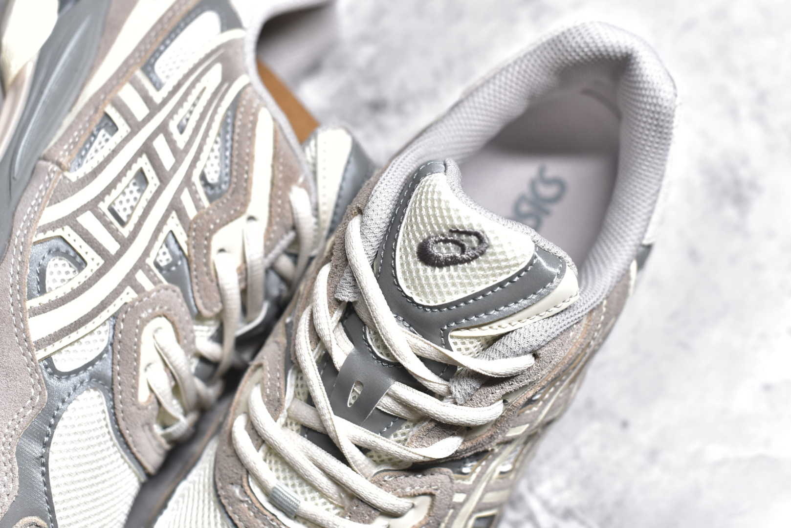 图片[9]-#Asics GEL-NYC 亚瑟士防滑耐磨透气低帮运动休闲鞋 GEL-NYC™ 运动鞋的灵感源自传统和现代高性能跑步风格 其鞋面结构参考了 2000 年代初的 GEL-NIMBUS™ 3 鞋 并将其与 MC-PLUS V 设计中的各种装饰融为一体 该工装通过使用 GEL-CUMULUS® 16 鞋的工装系统来对比鞋面的复古风格 通过轻质泡沫和 GEL® 技术嵌入物的结合 这种中底结构有助于创造先进的脚底舒适度 尺码：36 37 37.5 38 39 40.5 41.5 42 42.5 43.5 44 45-选品中心