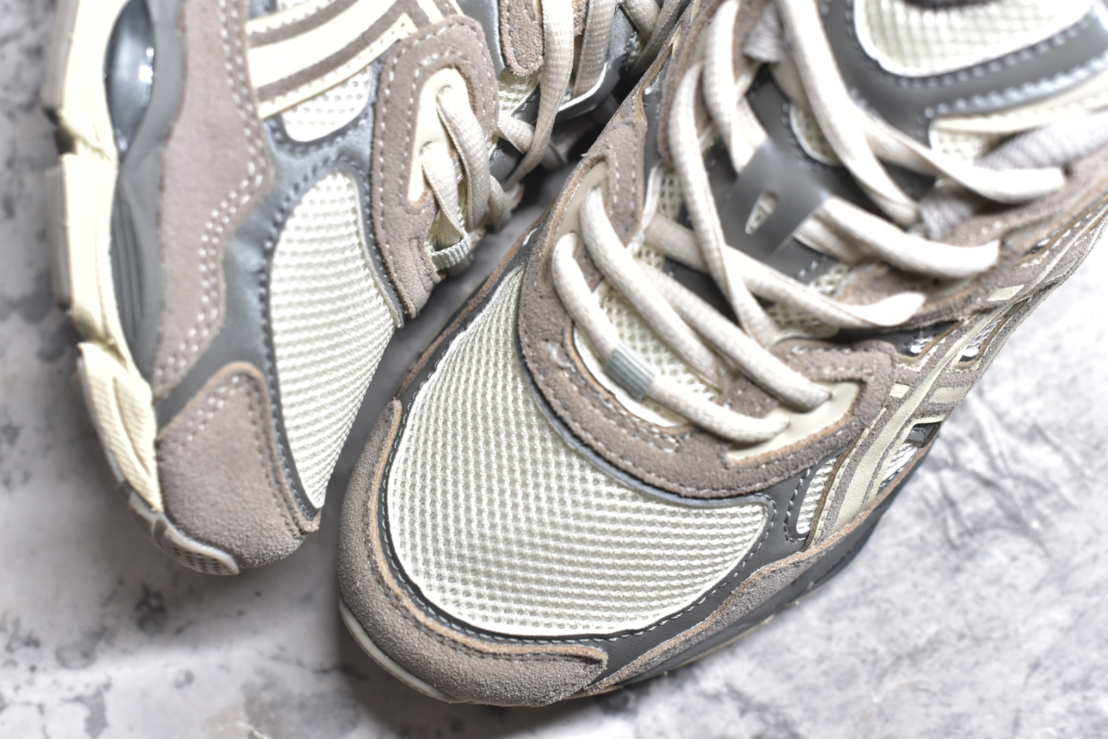 图片[8]-#Asics GEL-NYC 亚瑟士防滑耐磨透气低帮运动休闲鞋 GEL-NYC™ 运动鞋的灵感源自传统和现代高性能跑步风格 其鞋面结构参考了 2000 年代初的 GEL-NIMBUS™ 3 鞋 并将其与 MC-PLUS V 设计中的各种装饰融为一体 该工装通过使用 GEL-CUMULUS® 16 鞋的工装系统来对比鞋面的复古风格 通过轻质泡沫和 GEL® 技术嵌入物的结合 这种中底结构有助于创造先进的脚底舒适度 尺码：36 37 37.5 38 39 40.5 41.5 42 42.5 43.5 44 45-选品中心