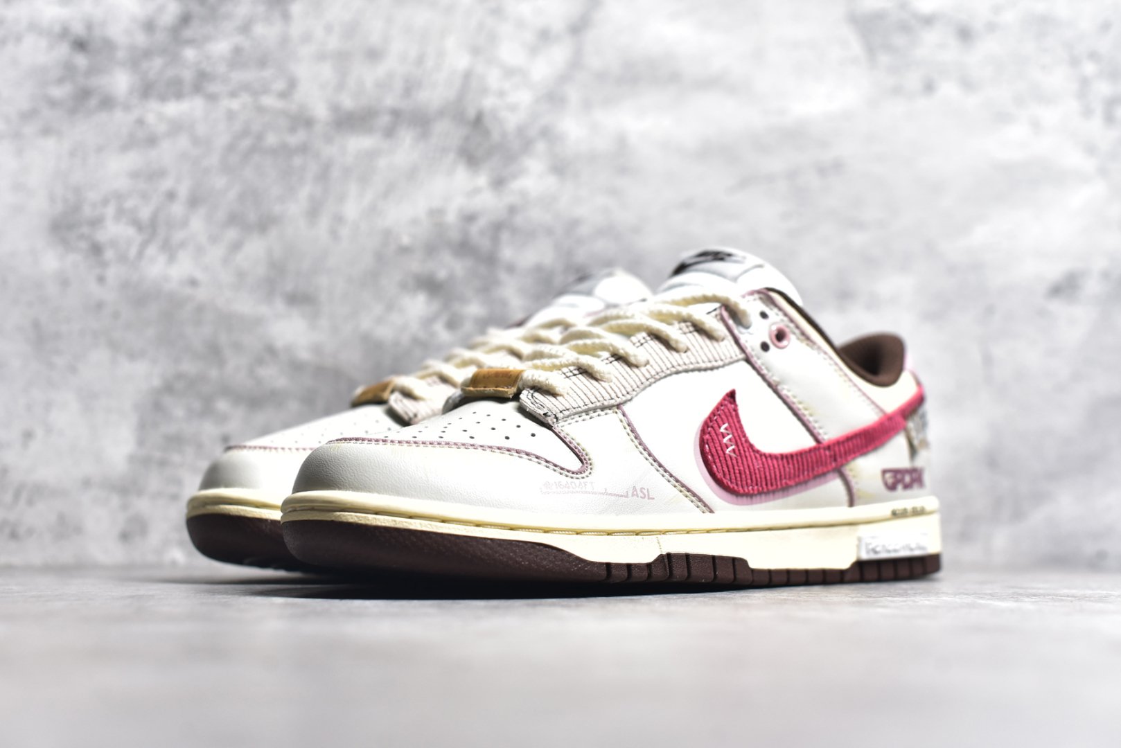 图片[2]-#NK Dunk \”Surfaces In Brown And Sail\” 熊猫恶作剧 飞跃天际线 薇翼粉白 低帮休闲板鞋 DD1503-124  #配色整体围绕熊猫恶作剧飞跃天际线主题设计，鞋身整体采用专属颜料重新喷涂。特殊原创设计图标涂鸦装饰，添加潮流元素效果喷涂缀。  尺码：35.5 36 36.5 37.5 38 38.5 39 40 40.5 41 42 42.5 43 44 44.5 45 46-选品中心
