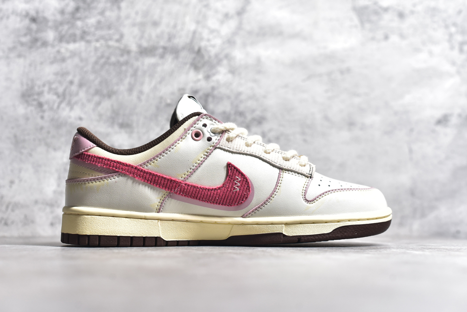 图片[3]-#NK Dunk \”Surfaces In Brown And Sail\” 熊猫恶作剧 飞跃天际线 薇翼粉白 低帮休闲板鞋 DD1503-124  #配色整体围绕熊猫恶作剧飞跃天际线主题设计，鞋身整体采用专属颜料重新喷涂。特殊原创设计图标涂鸦装饰，添加潮流元素效果喷涂缀。  尺码：35.5 36 36.5 37.5 38 38.5 39 40 40.5 41 42 42.5 43 44 44.5 45 46-选品中心