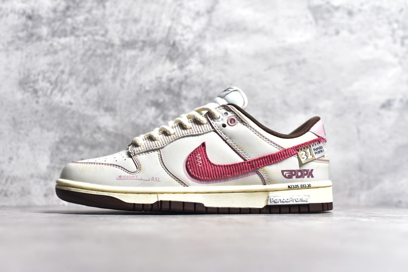 #NK Dunk \”Surfaces In Brown And Sail\” 熊猫恶作剧 飞跃天际线 薇翼粉白 低帮休闲板鞋 DD1503-124  #配色整体围绕熊猫恶作剧飞跃天际线主题设计，鞋身整体采用专属颜料重新喷涂。特殊原创设计图标涂鸦装饰，添加潮流元素效果喷涂缀。  尺码：35.5 36 36.5 37.5 38 38.5 39 40 40.5 41 42 42.5 43 44 44.5 45 46-选品中心