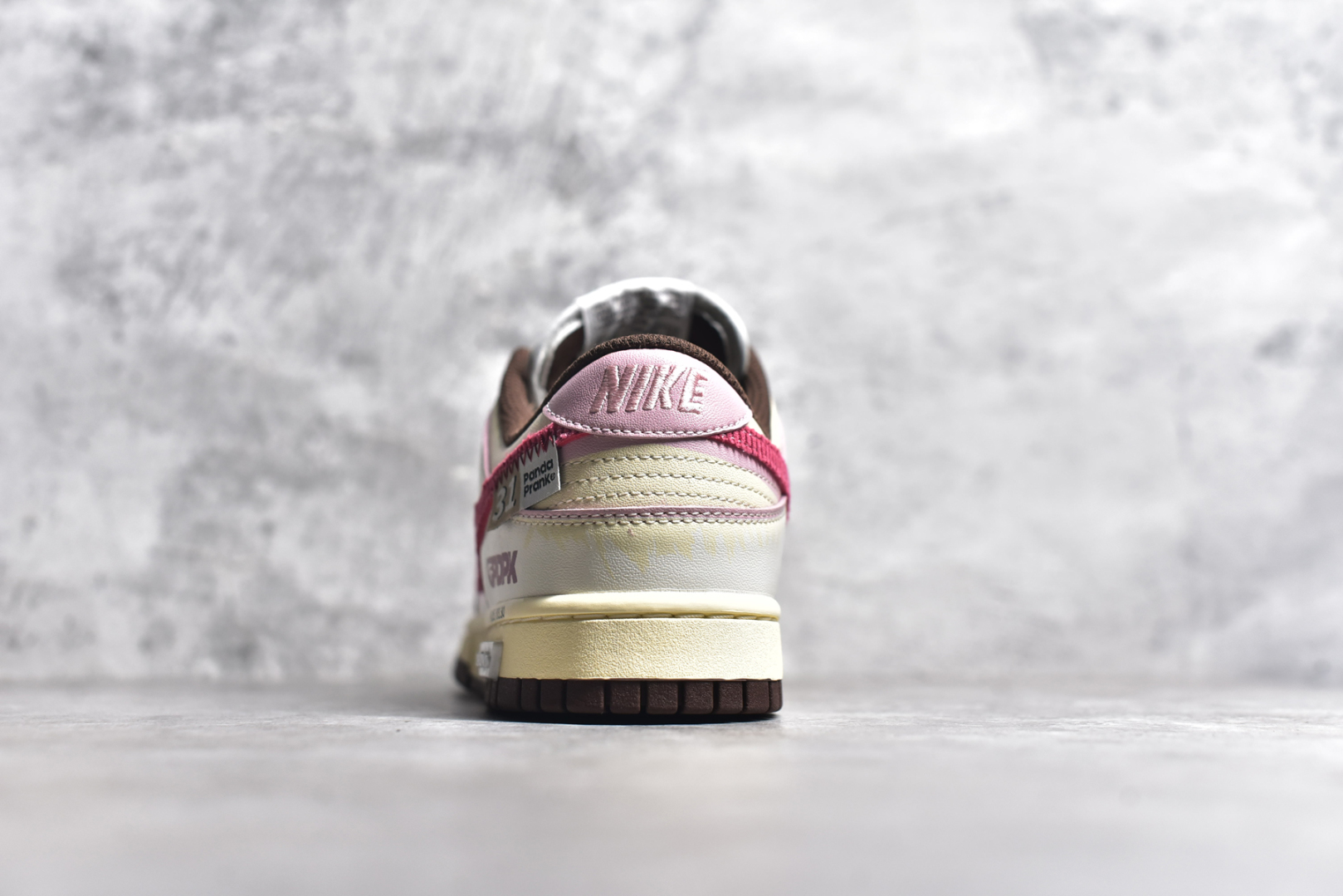 图片[5]-#NK Dunk \”Surfaces In Brown And Sail\” 熊猫恶作剧 飞跃天际线 薇翼粉白 低帮休闲板鞋 DD1503-124  #配色整体围绕熊猫恶作剧飞跃天际线主题设计，鞋身整体采用专属颜料重新喷涂。特殊原创设计图标涂鸦装饰，添加潮流元素效果喷涂缀。  尺码：35.5 36 36.5 37.5 38 38.5 39 40 40.5 41 42 42.5 43 44 44.5 45 46-选品中心