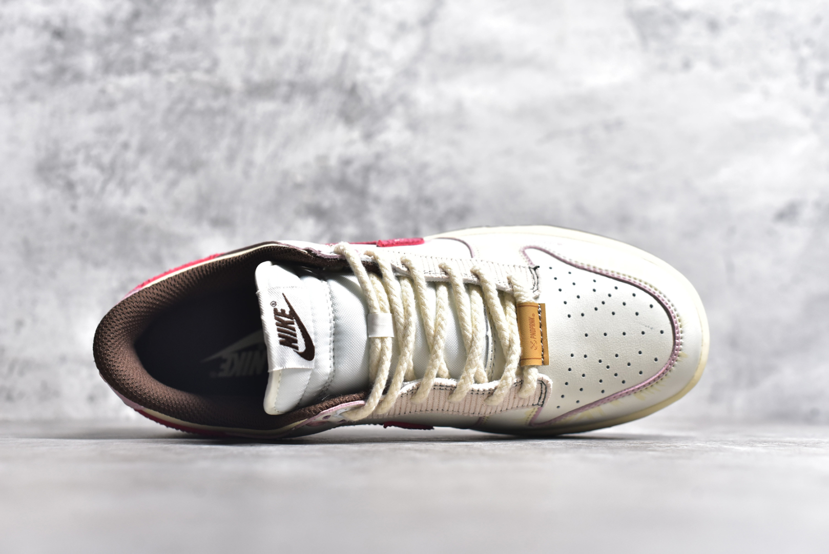 图片[4]-#NK Dunk \”Surfaces In Brown And Sail\” 熊猫恶作剧 飞跃天际线 薇翼粉白 低帮休闲板鞋 DD1503-124  #配色整体围绕熊猫恶作剧飞跃天际线主题设计，鞋身整体采用专属颜料重新喷涂。特殊原创设计图标涂鸦装饰，添加潮流元素效果喷涂缀。  尺码：35.5 36 36.5 37.5 38 38.5 39 40 40.5 41 42 42.5 43 44 44.5 45 46-选品中心