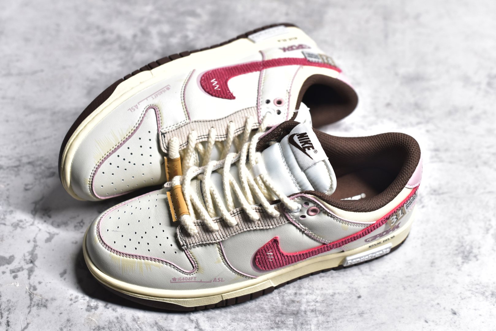图片[7]-#NK Dunk \”Surfaces In Brown And Sail\” 熊猫恶作剧 飞跃天际线 薇翼粉白 低帮休闲板鞋 DD1503-124  #配色整体围绕熊猫恶作剧飞跃天际线主题设计，鞋身整体采用专属颜料重新喷涂。特殊原创设计图标涂鸦装饰，添加潮流元素效果喷涂缀。  尺码：35.5 36 36.5 37.5 38 38.5 39 40 40.5 41 42 42.5 43 44 44.5 45 46-选品中心