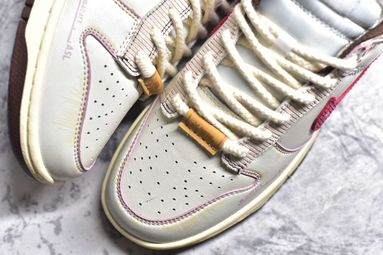 图片[8]-#NK Dunk \”Surfaces In Brown And Sail\” 熊猫恶作剧 飞跃天际线 薇翼粉白 低帮休闲板鞋 DD1503-124  #配色整体围绕熊猫恶作剧飞跃天际线主题设计，鞋身整体采用专属颜料重新喷涂。特殊原创设计图标涂鸦装饰，添加潮流元素效果喷涂缀。  尺码：35.5 36 36.5 37.5 38 38.5 39 40 40.5 41 42 42.5 43 44 44.5 45 46-选品中心