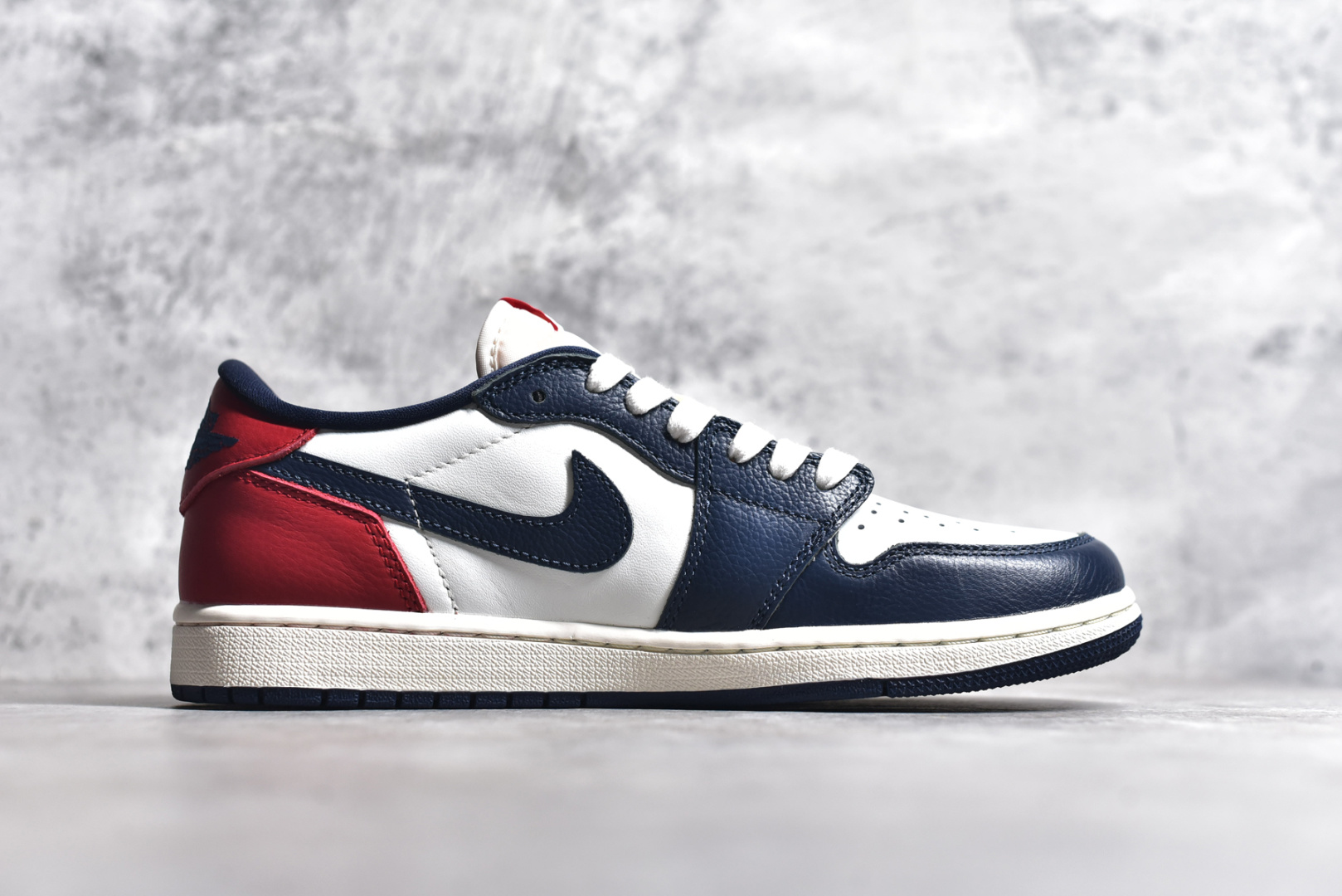 图片[3]-#Air Jordan AJ1 Retro Low OG 低帮 白蓝红 HQ2993-100 外贸特供 原楦原纸板开发 极致一眼正品既视感 原厂皮料 原厂拉帮工艺 全部采用原厂电脑车 针距 边距完全同步原鞋 特供皮料一致原鞋 鞋面清洁度最高QC检验标准 控制溢胶 飞翼3D高频深度立体 鞋盒、防尘纸 均采购来自原厂 尺码：36 36.5 37.5 38 38.5 39 40 40.5 41 42 42.5 43 44 44.5 45 46 47.5-选品中心