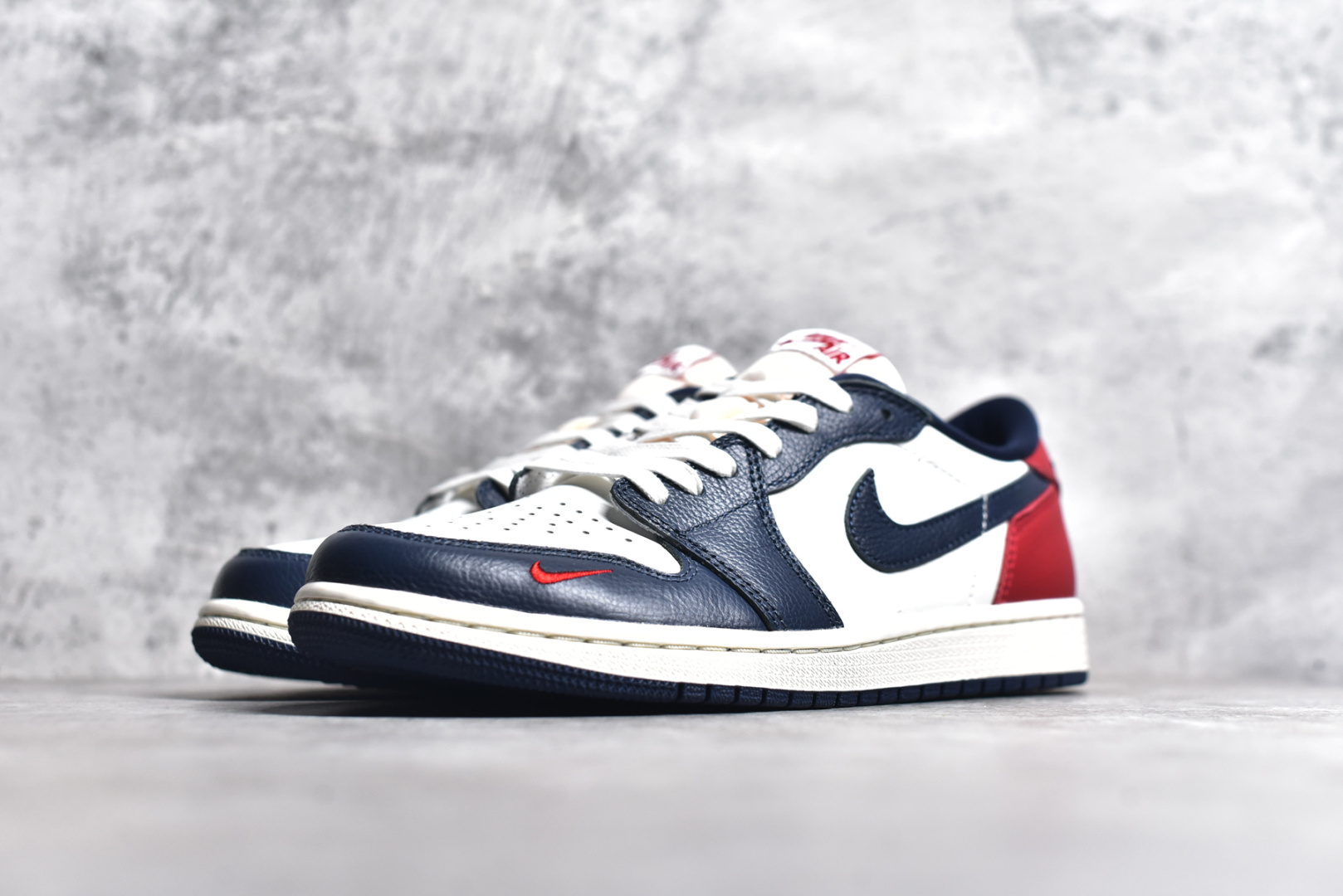 图片[2]-#Air Jordan AJ1 Retro Low OG 低帮 白蓝红 HQ2993-100 外贸特供 原楦原纸板开发 极致一眼正品既视感 原厂皮料 原厂拉帮工艺 全部采用原厂电脑车 针距 边距完全同步原鞋 特供皮料一致原鞋 鞋面清洁度最高QC检验标准 控制溢胶 飞翼3D高频深度立体 鞋盒、防尘纸 均采购来自原厂 尺码：36 36.5 37.5 38 38.5 39 40 40.5 41 42 42.5 43 44 44.5 45 46 47.5-选品中心