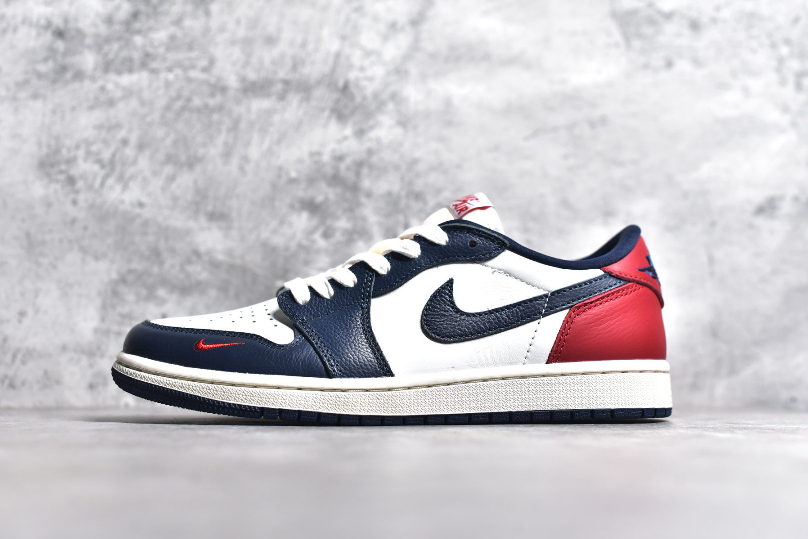 #Air Jordan AJ1 Retro Low OG 低帮 白蓝红 HQ2993-100 外贸特供 原楦原纸板开发 极致一眼正品既视感 原厂皮料 原厂拉帮工艺 全部采用原厂电脑车 针距 边距完全同步原鞋 特供皮料一致原鞋 鞋面清洁度最高QC检验标准 控制溢胶 飞翼3D高频深度立体 鞋盒、防尘纸 均采购来自原厂 尺码：36 36.5 37.5 38 38.5 39 40 40.5 41 42 42.5 43 44 44.5 45 46 47.5-选品中心