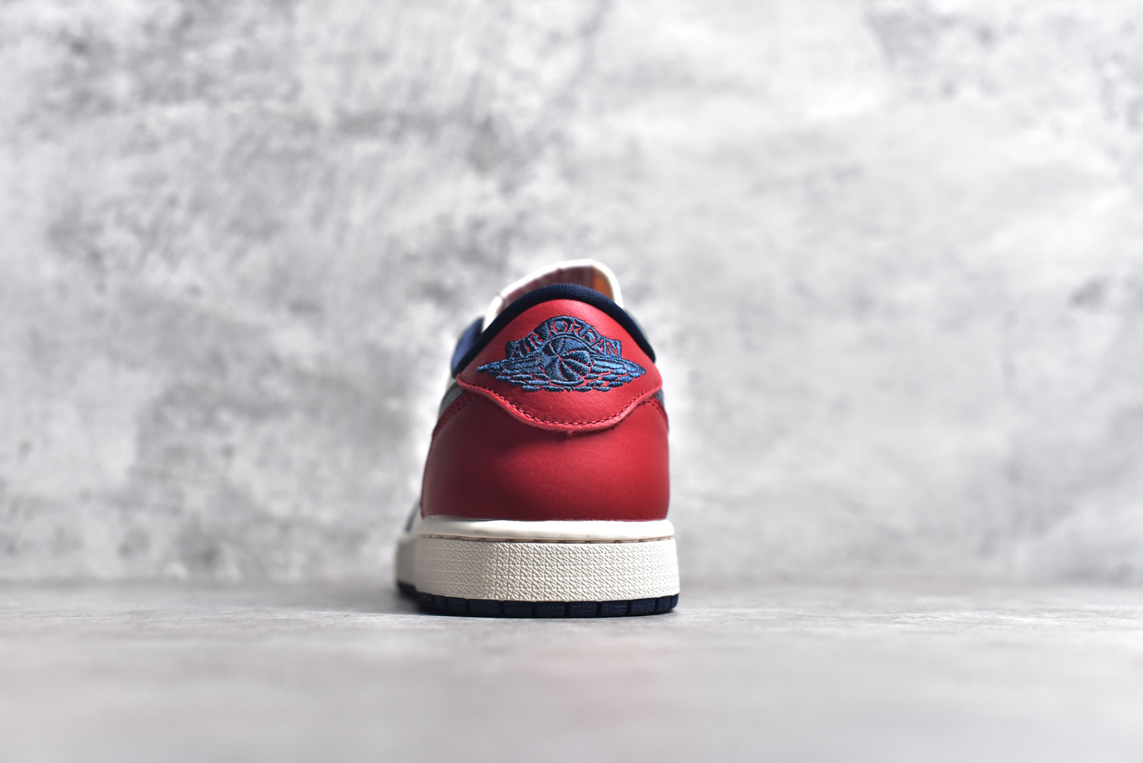 图片[5]-#Air Jordan AJ1 Retro Low OG 低帮 白蓝红 HQ2993-100 外贸特供 原楦原纸板开发 极致一眼正品既视感 原厂皮料 原厂拉帮工艺 全部采用原厂电脑车 针距 边距完全同步原鞋 特供皮料一致原鞋 鞋面清洁度最高QC检验标准 控制溢胶 飞翼3D高频深度立体 鞋盒、防尘纸 均采购来自原厂 尺码：36 36.5 37.5 38 38.5 39 40 40.5 41 42 42.5 43 44 44.5 45 46 47.5-选品中心