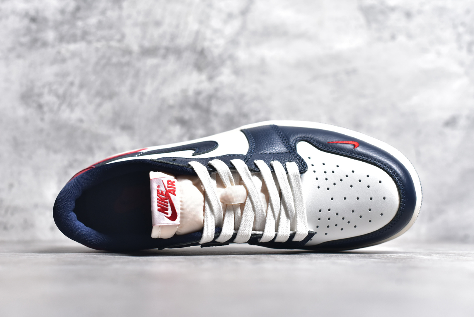 图片[4]-#Air Jordan AJ1 Retro Low OG 低帮 白蓝红 HQ2993-100 外贸特供 原楦原纸板开发 极致一眼正品既视感 原厂皮料 原厂拉帮工艺 全部采用原厂电脑车 针距 边距完全同步原鞋 特供皮料一致原鞋 鞋面清洁度最高QC检验标准 控制溢胶 飞翼3D高频深度立体 鞋盒、防尘纸 均采购来自原厂 尺码：36 36.5 37.5 38 38.5 39 40 40.5 41 42 42.5 43 44 44.5 45 46 47.5-选品中心