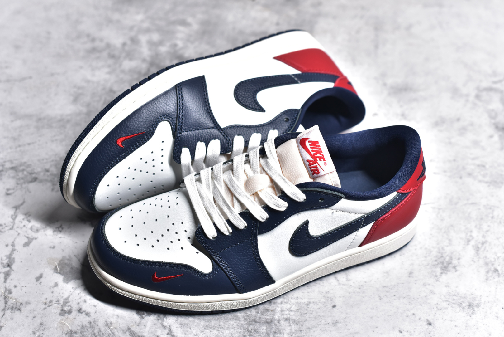 图片[7]-#Air Jordan AJ1 Retro Low OG 低帮 白蓝红 HQ2993-100 外贸特供 原楦原纸板开发 极致一眼正品既视感 原厂皮料 原厂拉帮工艺 全部采用原厂电脑车 针距 边距完全同步原鞋 特供皮料一致原鞋 鞋面清洁度最高QC检验标准 控制溢胶 飞翼3D高频深度立体 鞋盒、防尘纸 均采购来自原厂 尺码：36 36.5 37.5 38 38.5 39 40 40.5 41 42 42.5 43 44 44.5 45 46 47.5-选品中心