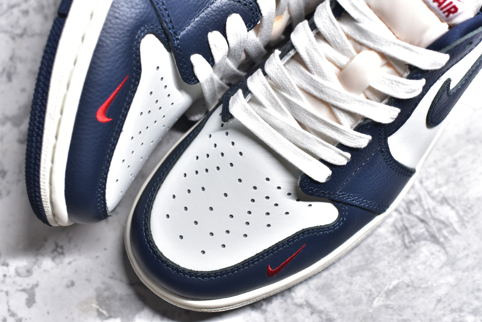 图片[8]-#Air Jordan AJ1 Retro Low OG 低帮 白蓝红 HQ2993-100 外贸特供 原楦原纸板开发 极致一眼正品既视感 原厂皮料 原厂拉帮工艺 全部采用原厂电脑车 针距 边距完全同步原鞋 特供皮料一致原鞋 鞋面清洁度最高QC检验标准 控制溢胶 飞翼3D高频深度立体 鞋盒、防尘纸 均采购来自原厂 尺码：36 36.5 37.5 38 38.5 39 40 40.5 41 42 42.5 43 44 44.5 45 46 47.5-选品中心