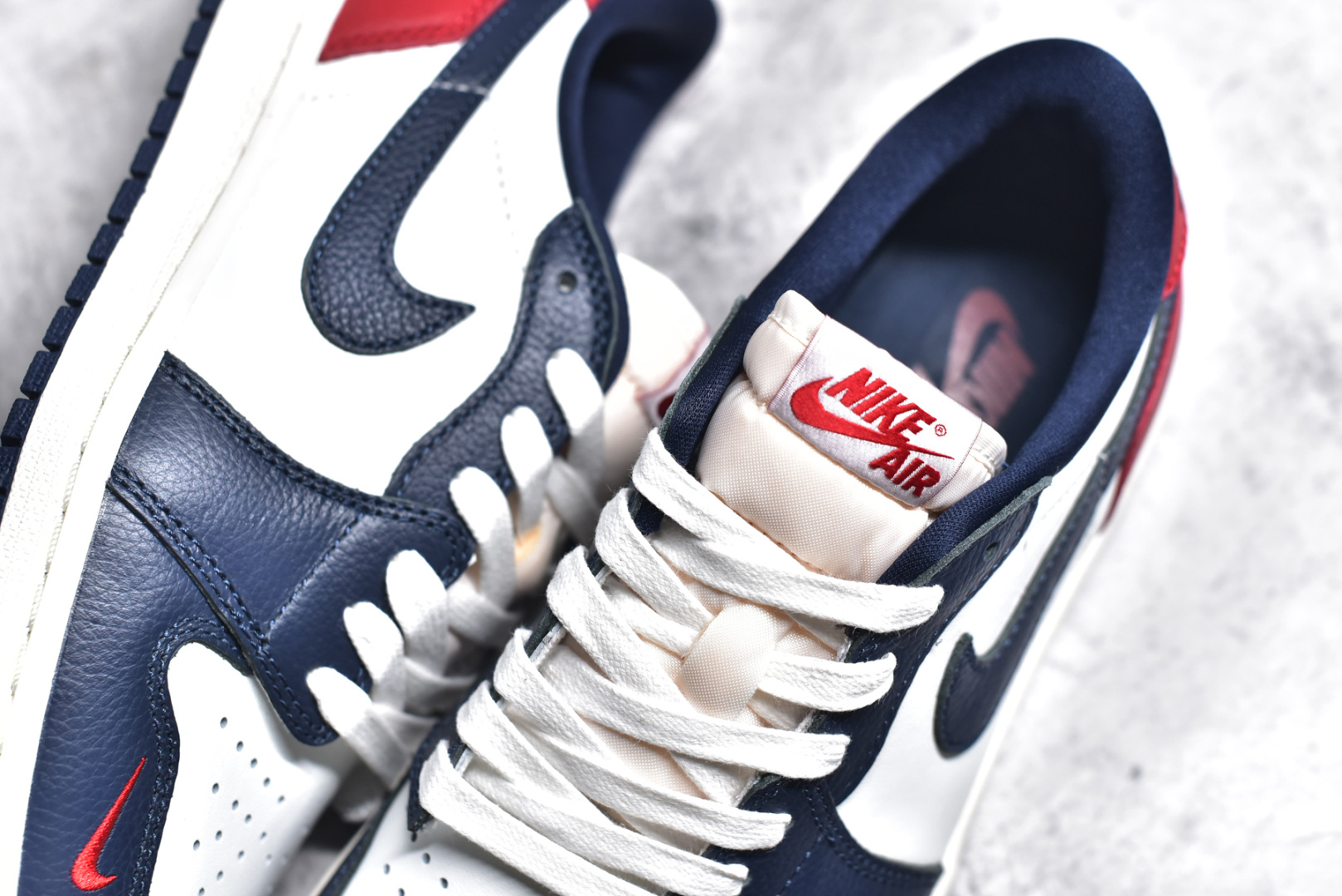 图片[9]-#Air Jordan AJ1 Retro Low OG 低帮 白蓝红 HQ2993-100 外贸特供 原楦原纸板开发 极致一眼正品既视感 原厂皮料 原厂拉帮工艺 全部采用原厂电脑车 针距 边距完全同步原鞋 特供皮料一致原鞋 鞋面清洁度最高QC检验标准 控制溢胶 飞翼3D高频深度立体 鞋盒、防尘纸 均采购来自原厂 尺码：36 36.5 37.5 38 38.5 39 40 40.5 41 42 42.5 43 44 44.5 45 46 47.5-选品中心