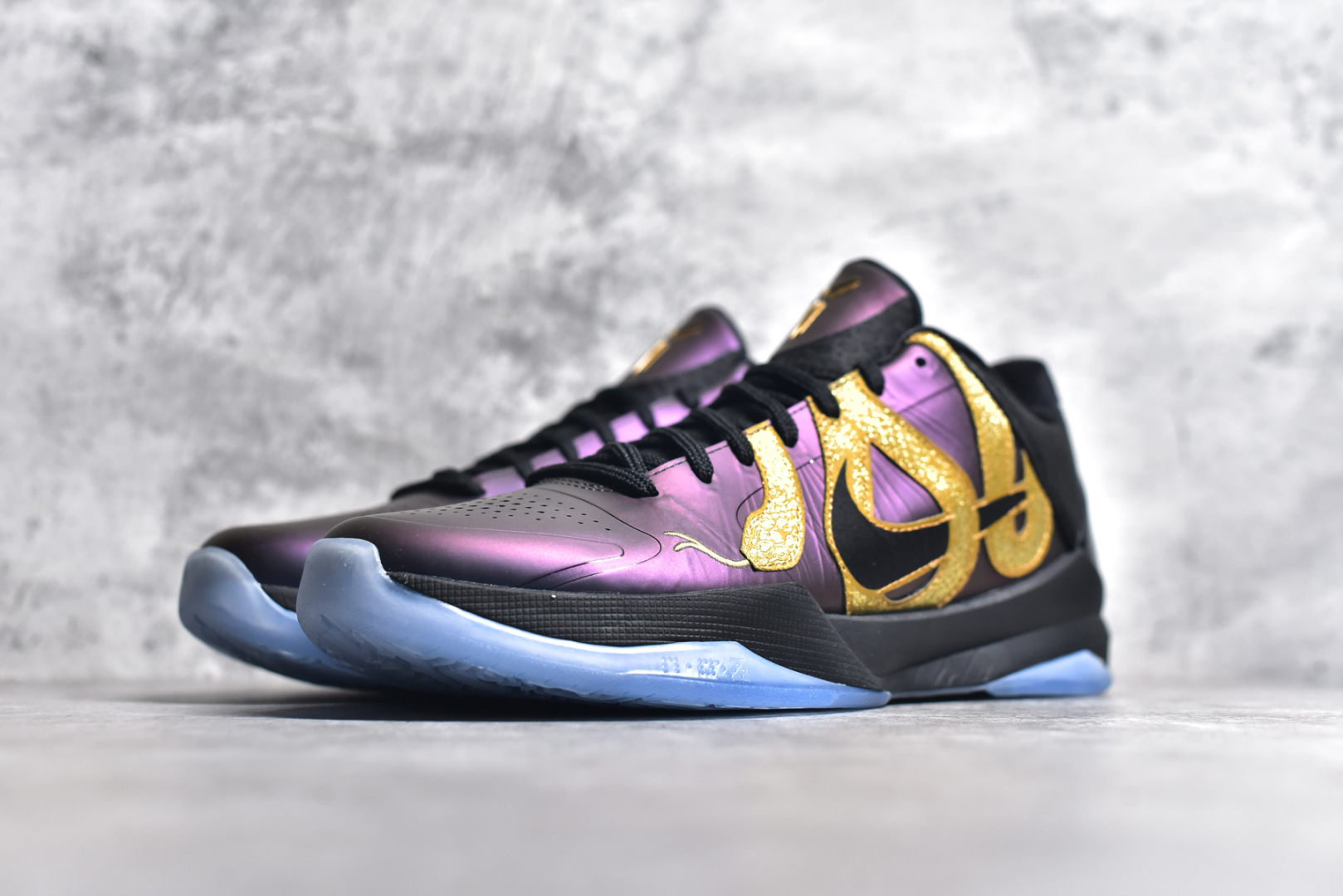 图片[2]-#NK Kobe 5 Protro”Year of the Mamba“ 科比五代 蛇年 黑紫金 IB4481-500 Zoom Turbo气垫➕后掌EVA缓震 实战配置直接拉满 原楦纸板开发 鞋身流线型、后跟塑形 区分土肥圆 原档数据3D打印 鞋面细节匹配原版 全身鞋材卡料色独家定制 唯一正确喷漆SWOOSH NK专利Flyknit飞线科技，给予鞋身足够抗扭矩力 真实底模最大48.5 实战利器 专供海外市场 尺码：40 40.5 41 42 42.5 43 44 44.5 45 46 47.5 48.5 （脚宽、脚胖 建议买大半码）-选品中心