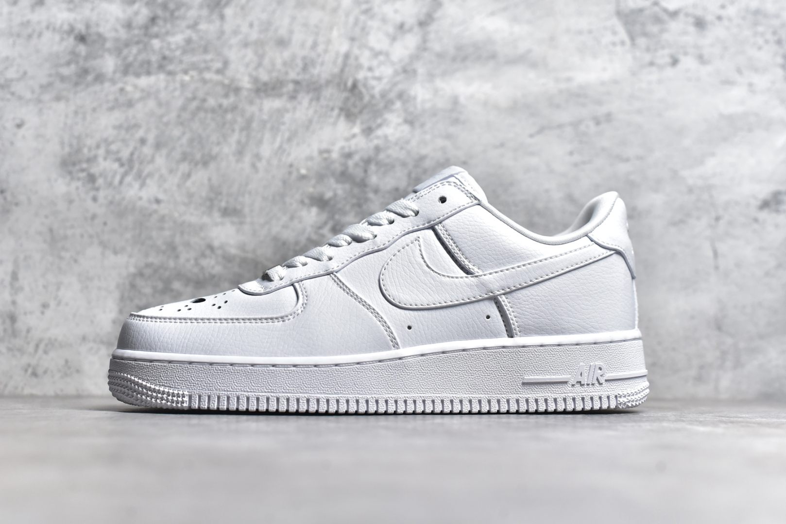 #Air Force 1 Low 万圣节白色 原楦头原纸板 打造纯正空军版型 #专注外贸渠道 全掌内置蜂窝气垫 #原盒配件 原厂中底钢印、拉帮完美 官方同步上架 货号：IB4025-100 尺码：36 36.5 37.5 38 38.5 39 40 40.5 41 42 42.5 43 44 44.5 45-选品中心