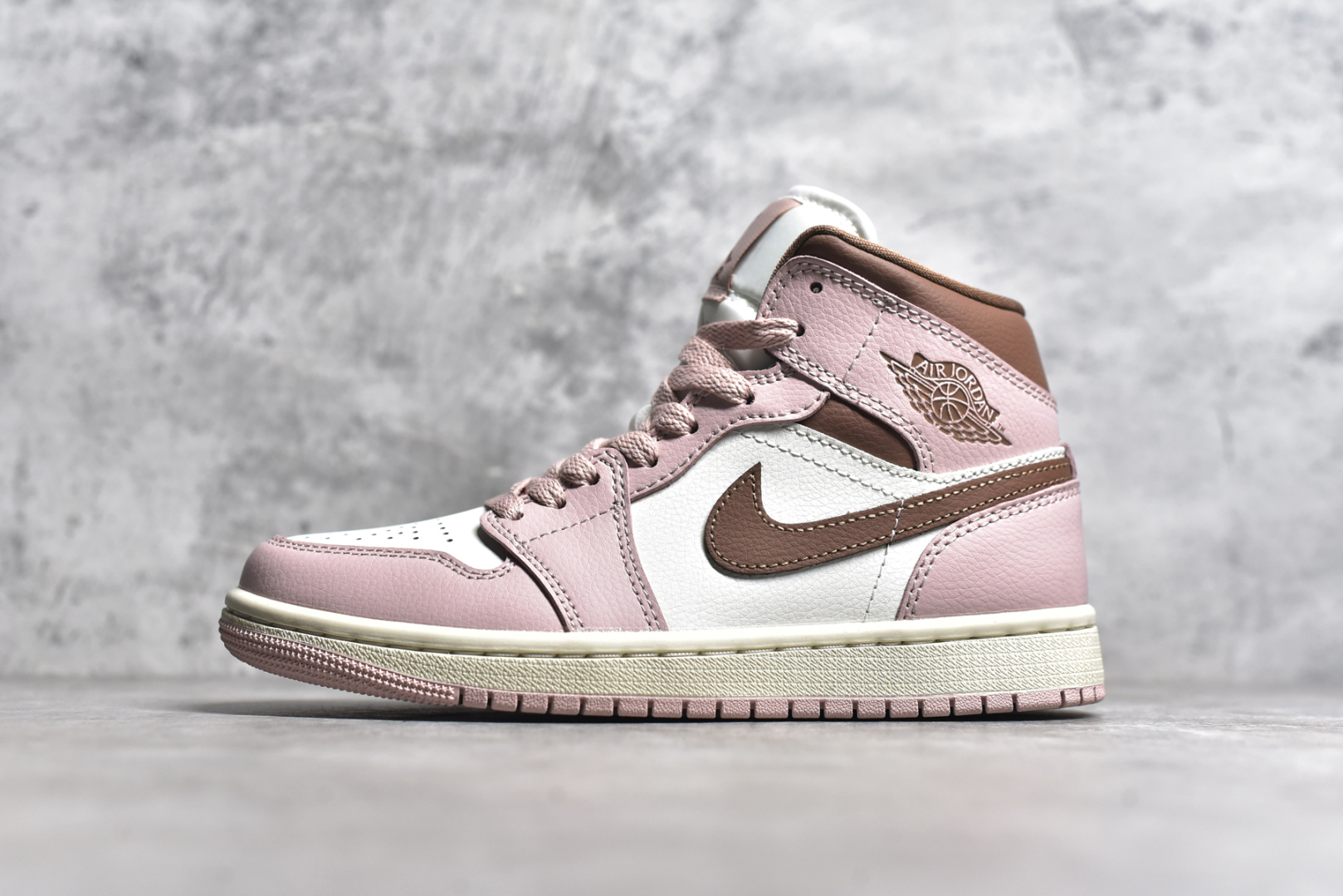 #Air Jordan AJ1 Mid 中帮 粉棕 BQ6472-620 终端优势供应 市面中低帮最具代表性版本没有之一 口碑大厂出品 品控大底版型不断改良更新 全套原纸板楦头开发 确保原汁原味 完美呈现版型 完美零毛边处理 原厂内置全掌气垫 价格定位良心 平台专用代工流水线出品 一眼公司既视感 拿到手的一瞬间就与众不同 碾压市面所有版本 全部原鞋开发 每一个配色都会采购原鞋确认细节 打破市面看图做货无好货之说 尺码：35.5 36 36.5 37.5 38 38.5 39 40-选品中心