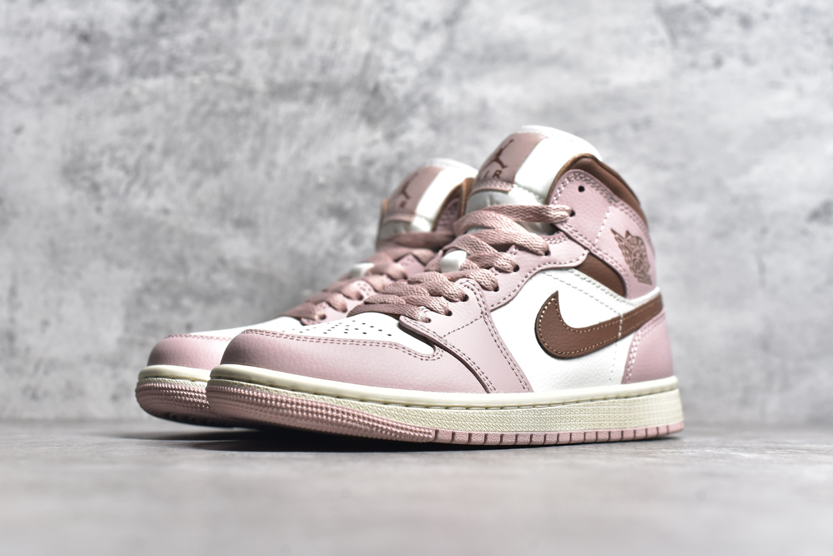 图片[2]-#Air Jordan AJ1 Mid 中帮 粉棕 BQ6472-620 终端优势供应 市面中低帮最具代表性版本没有之一 口碑大厂出品 品控大底版型不断改良更新 全套原纸板楦头开发 确保原汁原味 完美呈现版型 完美零毛边处理 原厂内置全掌气垫 价格定位良心 平台专用代工流水线出品 一眼公司既视感 拿到手的一瞬间就与众不同 碾压市面所有版本 全部原鞋开发 每一个配色都会采购原鞋确认细节 打破市面看图做货无好货之说 尺码：35.5 36 36.5 37.5 38 38.5 39 40-选品中心