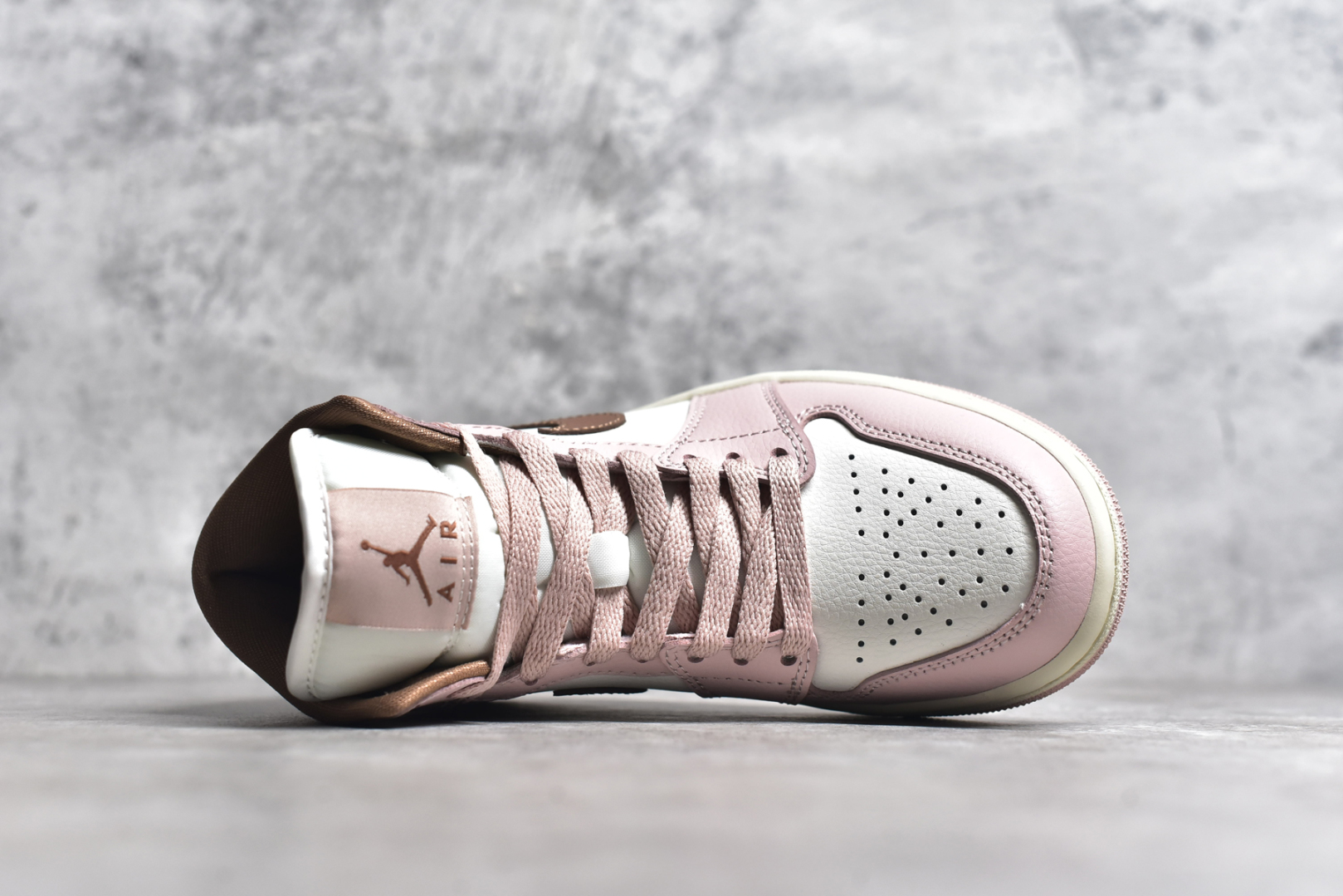 图片[4]-#Air Jordan AJ1 Mid 中帮 粉棕 BQ6472-620 终端优势供应 市面中低帮最具代表性版本没有之一 口碑大厂出品 品控大底版型不断改良更新 全套原纸板楦头开发 确保原汁原味 完美呈现版型 完美零毛边处理 原厂内置全掌气垫 价格定位良心 平台专用代工流水线出品 一眼公司既视感 拿到手的一瞬间就与众不同 碾压市面所有版本 全部原鞋开发 每一个配色都会采购原鞋确认细节 打破市面看图做货无好货之说 尺码：35.5 36 36.5 37.5 38 38.5 39 40-选品中心