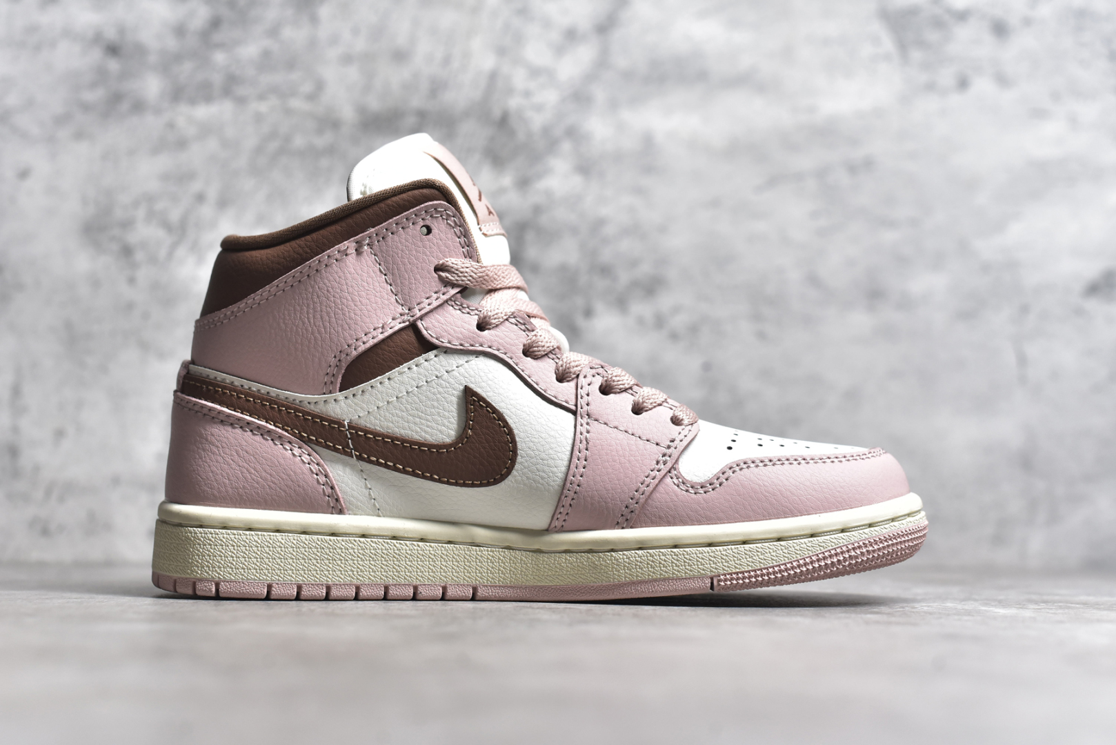 图片[3]-#Air Jordan AJ1 Mid 中帮 粉棕 BQ6472-620 终端优势供应 市面中低帮最具代表性版本没有之一 口碑大厂出品 品控大底版型不断改良更新 全套原纸板楦头开发 确保原汁原味 完美呈现版型 完美零毛边处理 原厂内置全掌气垫 价格定位良心 平台专用代工流水线出品 一眼公司既视感 拿到手的一瞬间就与众不同 碾压市面所有版本 全部原鞋开发 每一个配色都会采购原鞋确认细节 打破市面看图做货无好货之说 尺码：35.5 36 36.5 37.5 38 38.5 39 40-选品中心