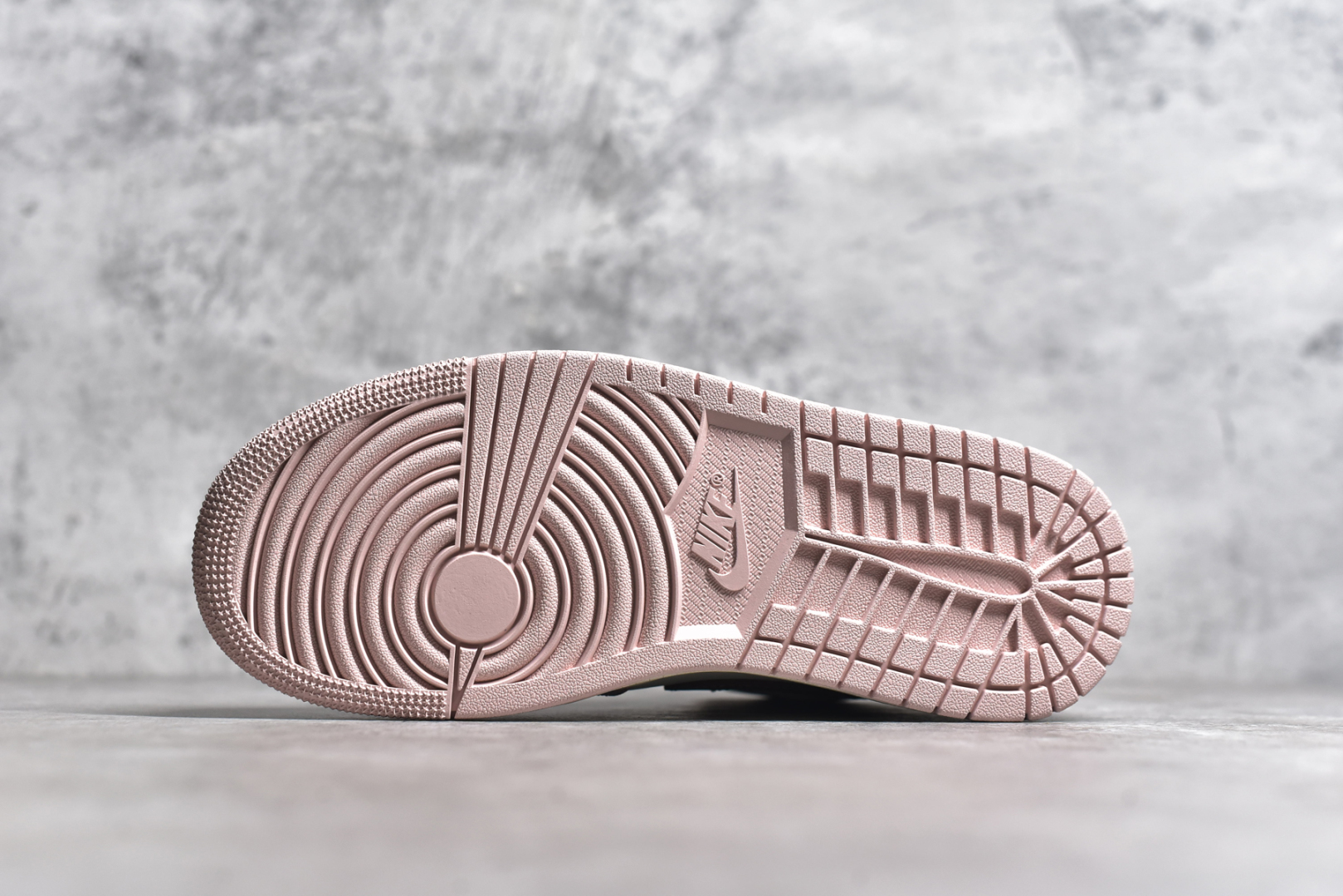 图片[6]-#Air Jordan AJ1 Mid 中帮 粉棕 BQ6472-620 终端优势供应 市面中低帮最具代表性版本没有之一 口碑大厂出品 品控大底版型不断改良更新 全套原纸板楦头开发 确保原汁原味 完美呈现版型 完美零毛边处理 原厂内置全掌气垫 价格定位良心 平台专用代工流水线出品 一眼公司既视感 拿到手的一瞬间就与众不同 碾压市面所有版本 全部原鞋开发 每一个配色都会采购原鞋确认细节 打破市面看图做货无好货之说 尺码：35.5 36 36.5 37.5 38 38.5 39 40-选品中心
