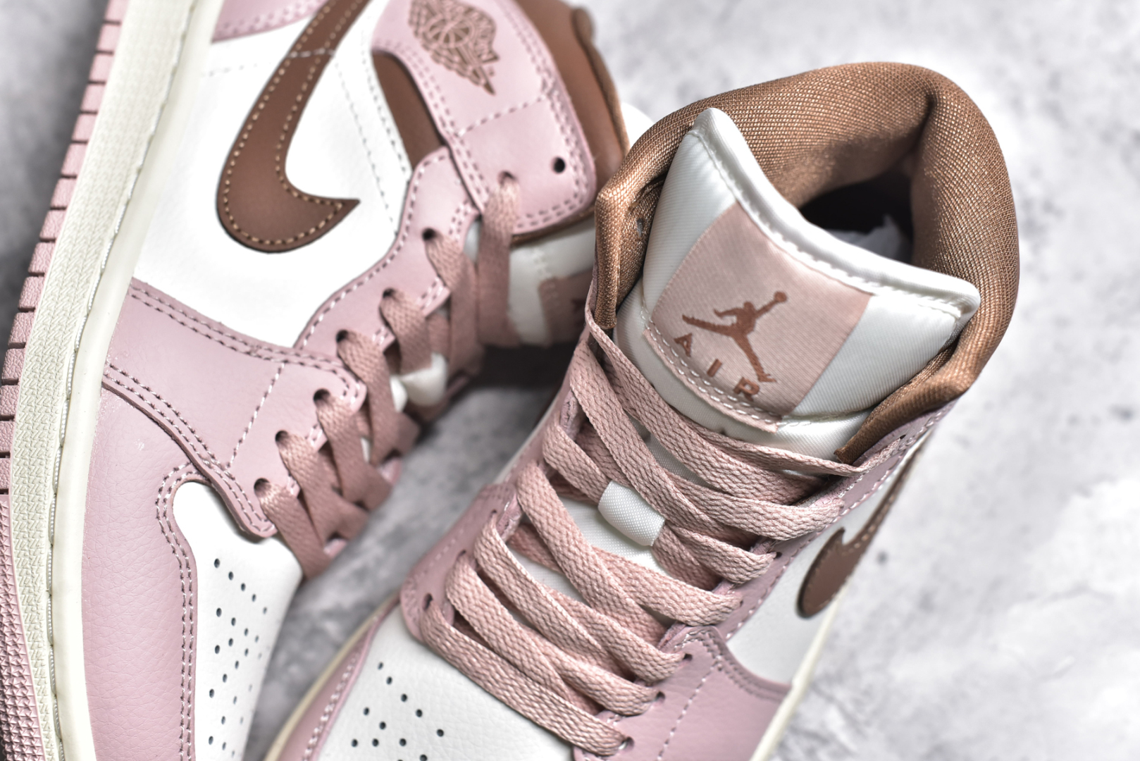 图片[9]-#Air Jordan AJ1 Mid 中帮 粉棕 BQ6472-620 终端优势供应 市面中低帮最具代表性版本没有之一 口碑大厂出品 品控大底版型不断改良更新 全套原纸板楦头开发 确保原汁原味 完美呈现版型 完美零毛边处理 原厂内置全掌气垫 价格定位良心 平台专用代工流水线出品 一眼公司既视感 拿到手的一瞬间就与众不同 碾压市面所有版本 全部原鞋开发 每一个配色都会采购原鞋确认细节 打破市面看图做货无好货之说 尺码：35.5 36 36.5 37.5 38 38.5 39 40-选品中心