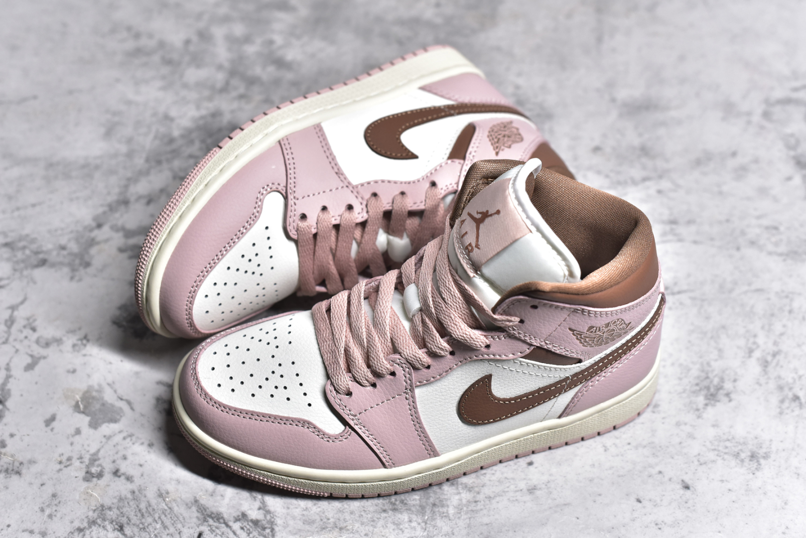 图片[7]-#Air Jordan AJ1 Mid 中帮 粉棕 BQ6472-620 终端优势供应 市面中低帮最具代表性版本没有之一 口碑大厂出品 品控大底版型不断改良更新 全套原纸板楦头开发 确保原汁原味 完美呈现版型 完美零毛边处理 原厂内置全掌气垫 价格定位良心 平台专用代工流水线出品 一眼公司既视感 拿到手的一瞬间就与众不同 碾压市面所有版本 全部原鞋开发 每一个配色都会采购原鞋确认细节 打破市面看图做货无好货之说 尺码：35.5 36 36.5 37.5 38 38.5 39 40-选品中心