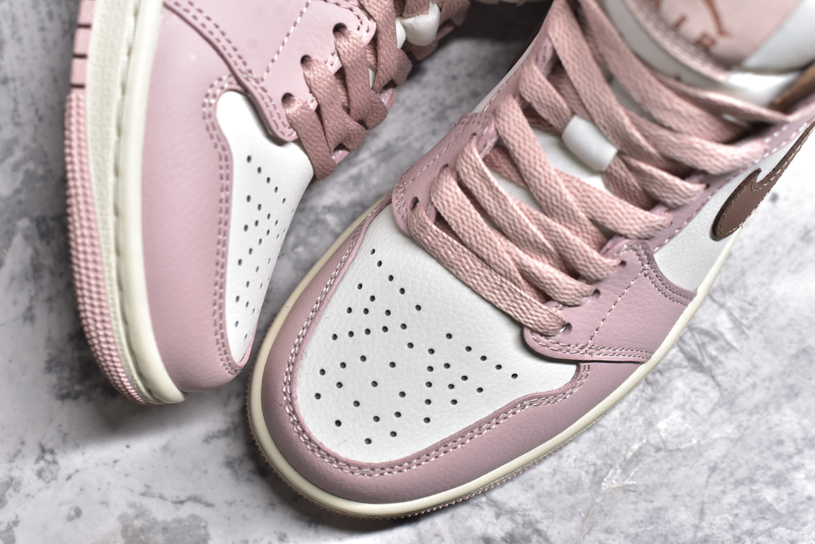 图片[8]-#Air Jordan AJ1 Mid 中帮 粉棕 BQ6472-620 终端优势供应 市面中低帮最具代表性版本没有之一 口碑大厂出品 品控大底版型不断改良更新 全套原纸板楦头开发 确保原汁原味 完美呈现版型 完美零毛边处理 原厂内置全掌气垫 价格定位良心 平台专用代工流水线出品 一眼公司既视感 拿到手的一瞬间就与众不同 碾压市面所有版本 全部原鞋开发 每一个配色都会采购原鞋确认细节 打破市面看图做货无好货之说 尺码：35.5 36 36.5 37.5 38 38.5 39 40-选品中心