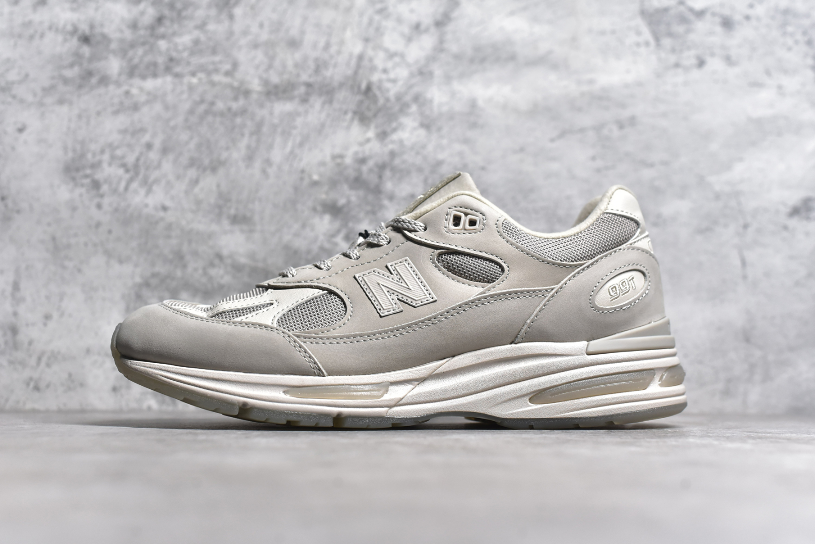 #纯原 STONE ISLAND x New Balance NB991V2 第一代总统复古慢跑鞋 石头岛联名 米白 U991SE2 正确3M反光细节 原楦原纸版开发 正确6层组合底模精密开发 后跟透明TPU水晶装饰条稳固 沿用了引以为傲的跑鞋手工技艺 采用猪皮绒面并包裹局部透气网面的鞋身设计 菱网鞋舌上刻有New Balance USA 鞋面依旧身着经典的大热之灰 彰显了其高端的品质身份 尺码：36 37 37.5 38 38.5 39 40 40.5 41.5 42 42.5 43 44 45 46.5-选品中心
