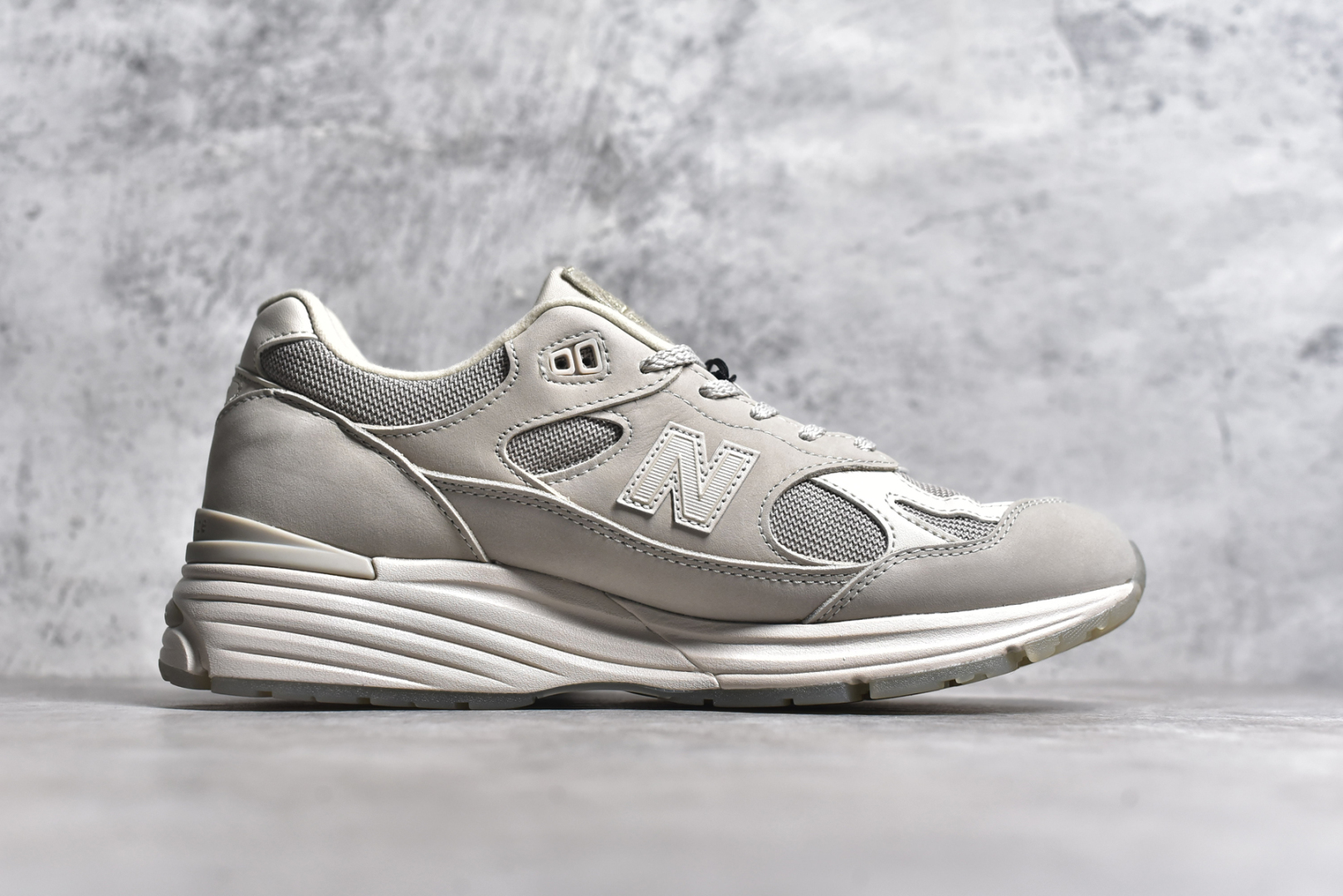 图片[3]-#纯原 STONE ISLAND x New Balance NB991V2 第一代总统复古慢跑鞋 石头岛联名 米白 U991SE2 正确3M反光细节 原楦原纸版开发 正确6层组合底模精密开发 后跟透明TPU水晶装饰条稳固 沿用了引以为傲的跑鞋手工技艺 采用猪皮绒面并包裹局部透气网面的鞋身设计 菱网鞋舌上刻有New Balance USA 鞋面依旧身着经典的大热之灰 彰显了其高端的品质身份 尺码：36 37 37.5 38 38.5 39 40 40.5 41.5 42 42.5 43 44 45 46.5-选品中心