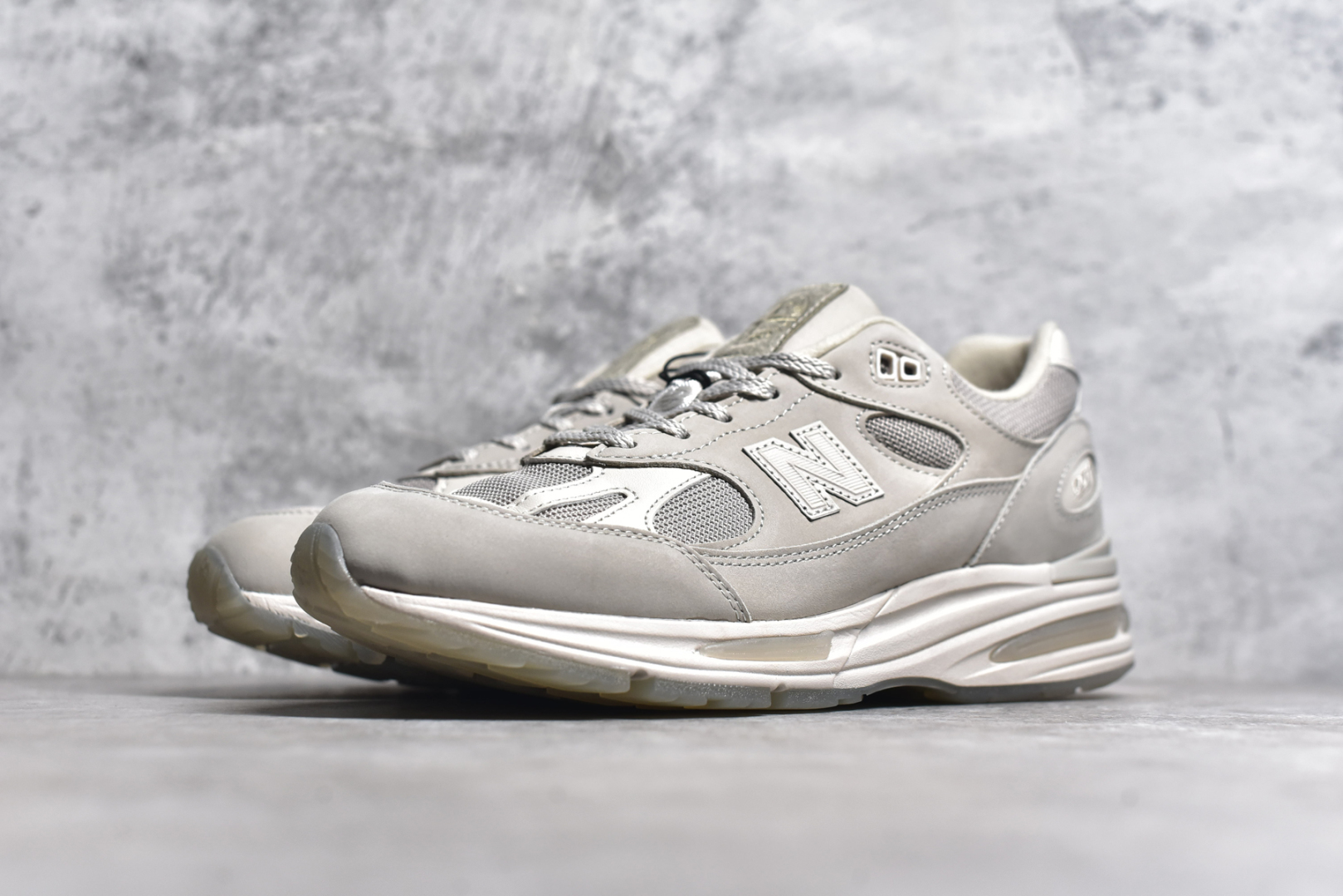 图片[2]-#纯原 STONE ISLAND x New Balance NB991V2 第一代总统复古慢跑鞋 石头岛联名 米白 U991SE2 正确3M反光细节 原楦原纸版开发 正确6层组合底模精密开发 后跟透明TPU水晶装饰条稳固 沿用了引以为傲的跑鞋手工技艺 采用猪皮绒面并包裹局部透气网面的鞋身设计 菱网鞋舌上刻有New Balance USA 鞋面依旧身着经典的大热之灰 彰显了其高端的品质身份 尺码：36 37 37.5 38 38.5 39 40 40.5 41.5 42 42.5 43 44 45 46.5-选品中心
