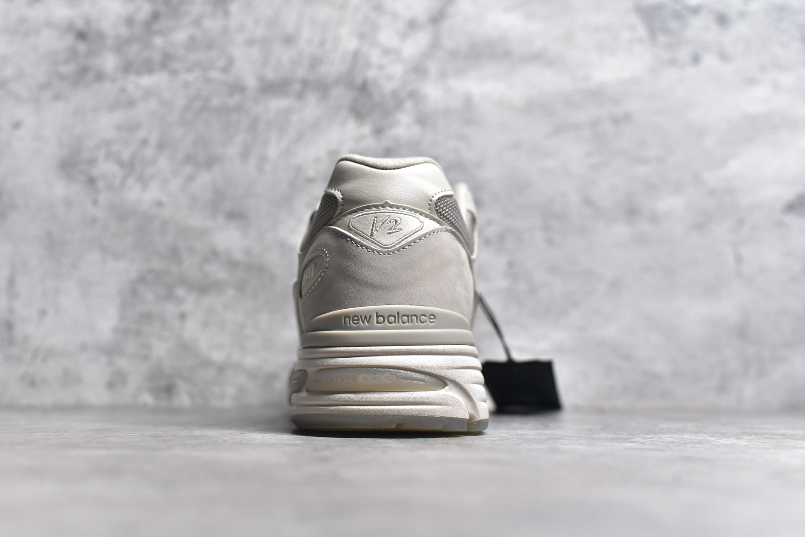 图片[5]-#纯原 STONE ISLAND x New Balance NB991V2 第一代总统复古慢跑鞋 石头岛联名 米白 U991SE2 正确3M反光细节 原楦原纸版开发 正确6层组合底模精密开发 后跟透明TPU水晶装饰条稳固 沿用了引以为傲的跑鞋手工技艺 采用猪皮绒面并包裹局部透气网面的鞋身设计 菱网鞋舌上刻有New Balance USA 鞋面依旧身着经典的大热之灰 彰显了其高端的品质身份 尺码：36 37 37.5 38 38.5 39 40 40.5 41.5 42 42.5 43 44 45 46.5-选品中心