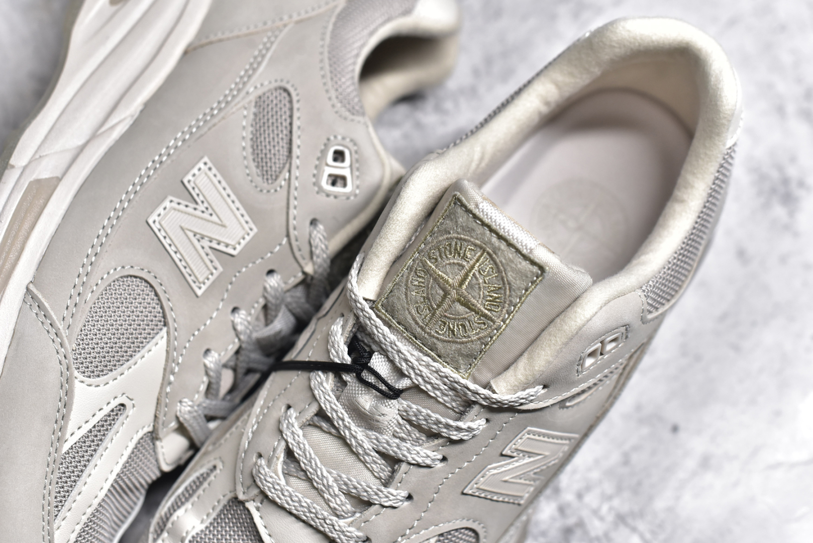图片[9]-#纯原 STONE ISLAND x New Balance NB991V2 第一代总统复古慢跑鞋 石头岛联名 米白 U991SE2 正确3M反光细节 原楦原纸版开发 正确6层组合底模精密开发 后跟透明TPU水晶装饰条稳固 沿用了引以为傲的跑鞋手工技艺 采用猪皮绒面并包裹局部透气网面的鞋身设计 菱网鞋舌上刻有New Balance USA 鞋面依旧身着经典的大热之灰 彰显了其高端的品质身份 尺码：36 37 37.5 38 38.5 39 40 40.5 41.5 42 42.5 43 44 45 46.5-选品中心
