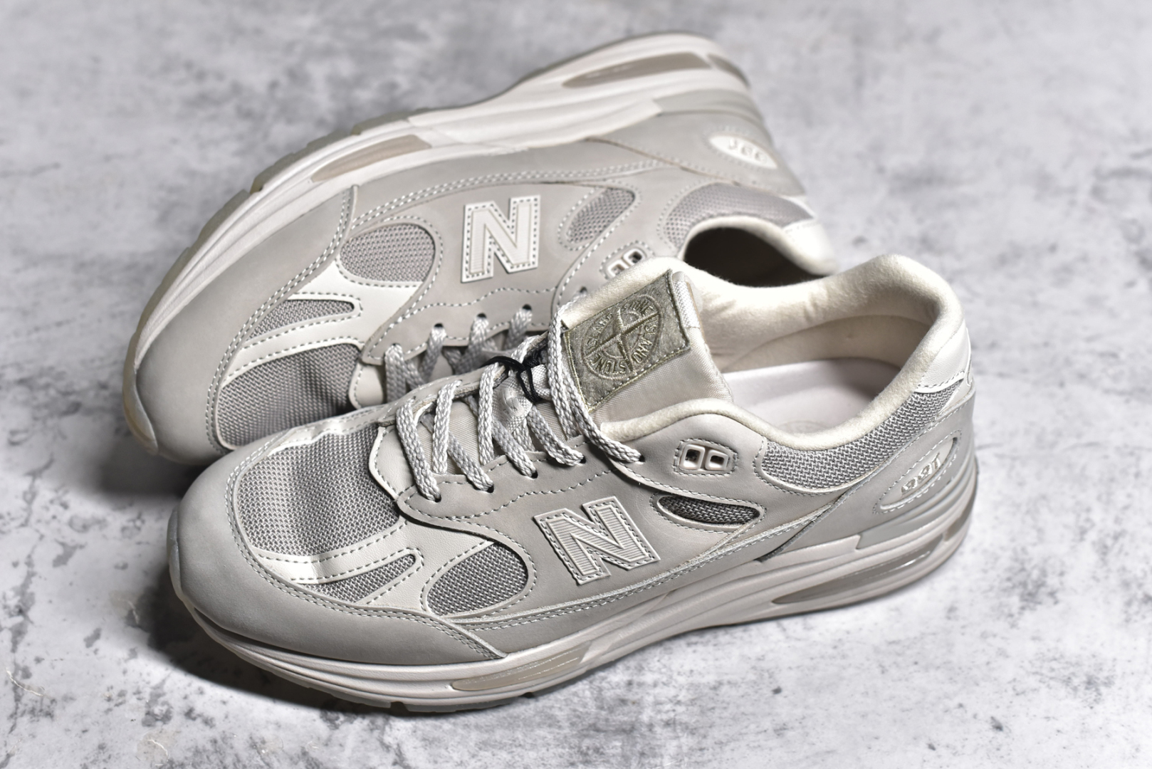 图片[7]-#纯原 STONE ISLAND x New Balance NB991V2 第一代总统复古慢跑鞋 石头岛联名 米白 U991SE2 正确3M反光细节 原楦原纸版开发 正确6层组合底模精密开发 后跟透明TPU水晶装饰条稳固 沿用了引以为傲的跑鞋手工技艺 采用猪皮绒面并包裹局部透气网面的鞋身设计 菱网鞋舌上刻有New Balance USA 鞋面依旧身着经典的大热之灰 彰显了其高端的品质身份 尺码：36 37 37.5 38 38.5 39 40 40.5 41.5 42 42.5 43 44 45 46.5-选品中心