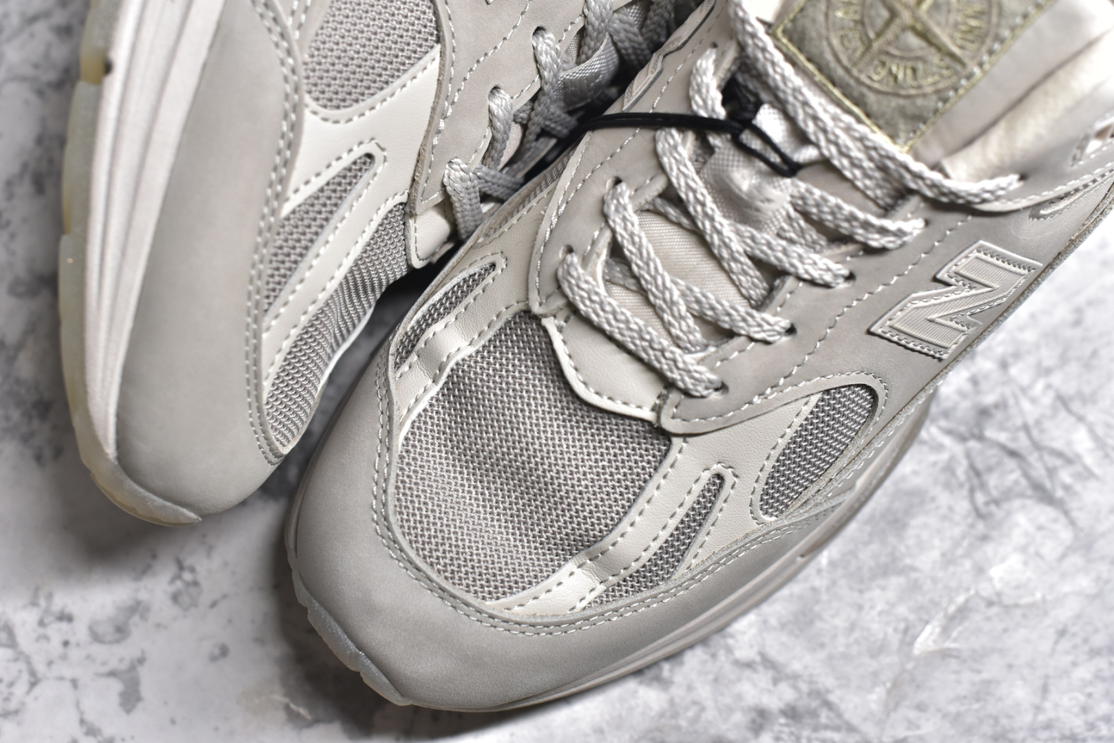 图片[8]-#纯原 STONE ISLAND x New Balance NB991V2 第一代总统复古慢跑鞋 石头岛联名 米白 U991SE2 正确3M反光细节 原楦原纸版开发 正确6层组合底模精密开发 后跟透明TPU水晶装饰条稳固 沿用了引以为傲的跑鞋手工技艺 采用猪皮绒面并包裹局部透气网面的鞋身设计 菱网鞋舌上刻有New Balance USA 鞋面依旧身着经典的大热之灰 彰显了其高端的品质身份 尺码：36 37 37.5 38 38.5 39 40 40.5 41.5 42 42.5 43 44 45 46.5-选品中心