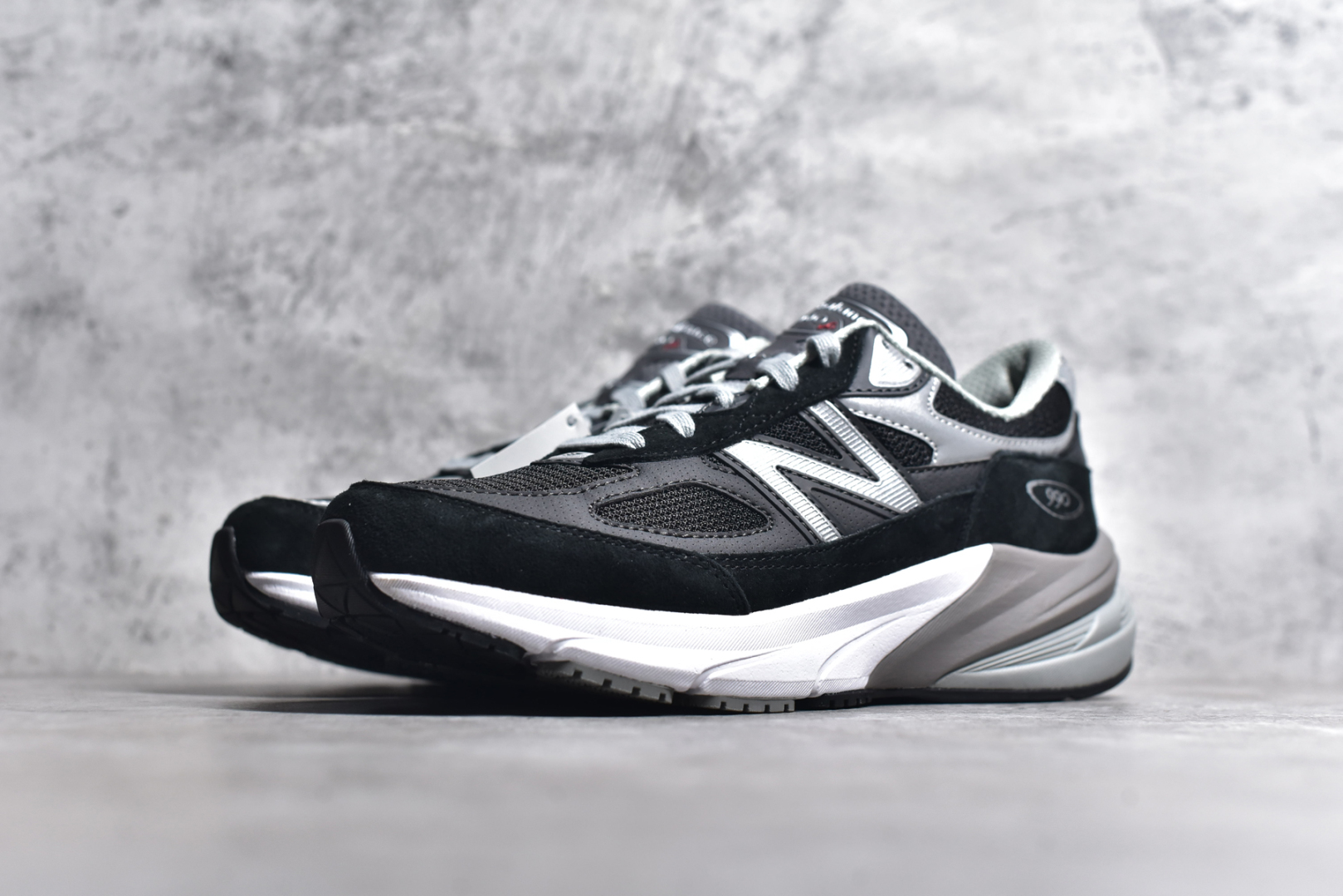 图片[2]-#New Balance M990BK6 新百伦NB990V6 黑灰 第六代总统复古慢跑鞋 正确3M反光细节 原楦原纸版开发 正确6层组合底模精密开发 后跟透明TPU水晶装饰条稳固 沿用了引以为傲的跑鞋手工技艺 采用猪皮绒面并包裹局部透气网面的鞋身设计 菱网鞋舌上刻有New Balance USA 鞋面依旧身着经典的大热之灰 彰显了其高端的品质身份 尺码：36 37 37.5 38 38.5 39 40 40.5 41.5 42 42.5 43 44 44.5 45 46.5-选品中心